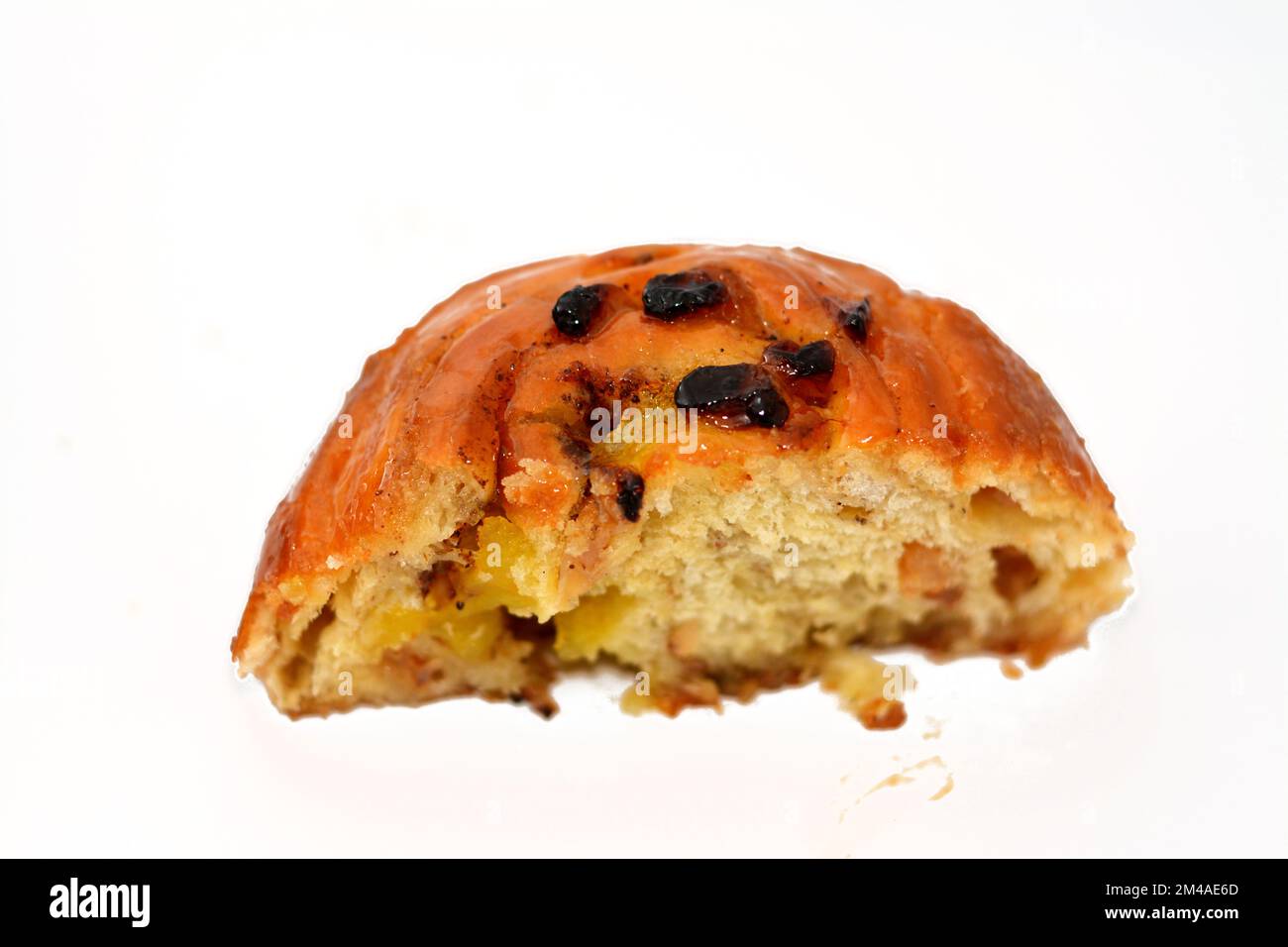 Zimt-Blätterbrötchen gesüßt mit Honig und Rosinen und gefüllt mit Pudding-Creme gebacken, selektive Fokus von Gebäck Croissant Bäckerei gerollt dan Stockfoto