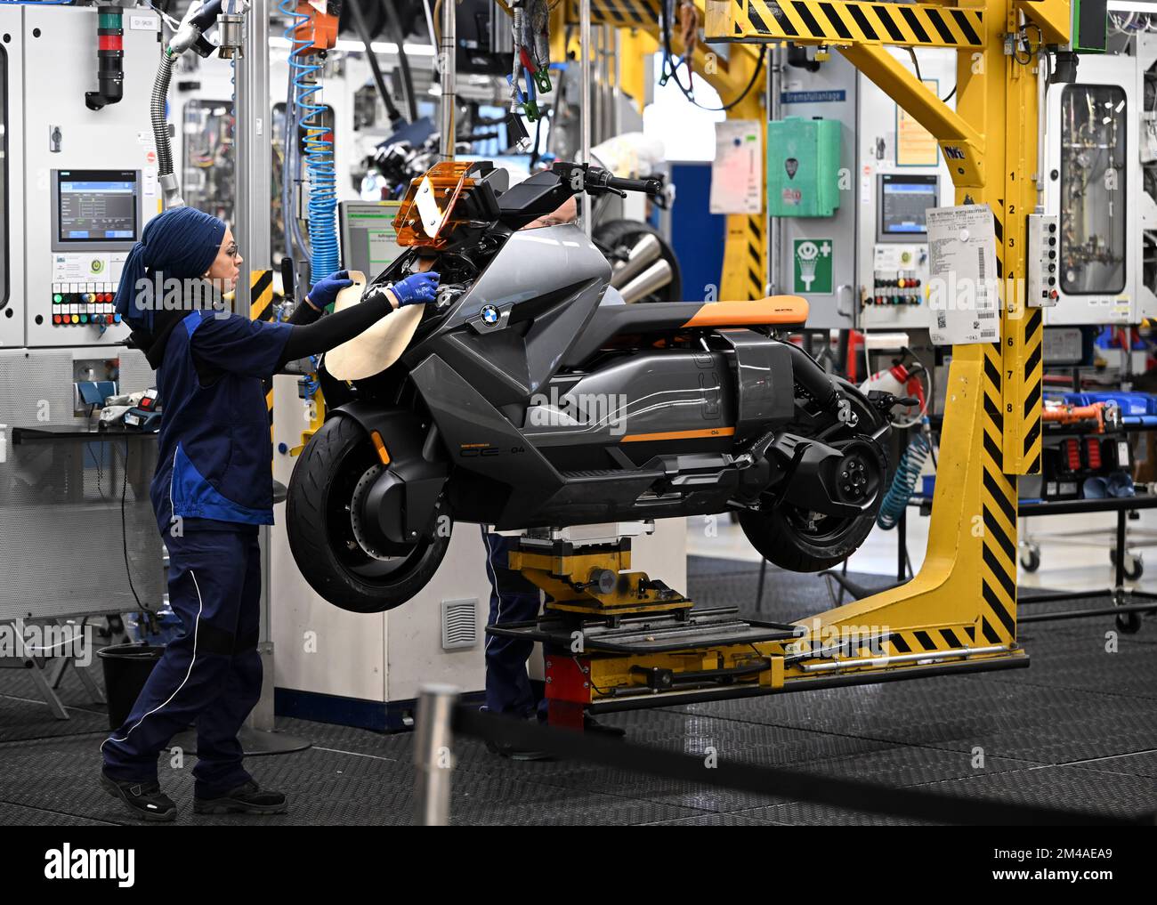 Berlin, Deutschland. 19.. Dezember 2022. Der Auszubildende Kevser arbeitet im Motorradwerk in Spandau an der Produktion eines elektrisch angetriebenen großen BMW CE 04-Rollers. Kredit: Jens Kalaene/dpa/Alamy Live News Stockfoto