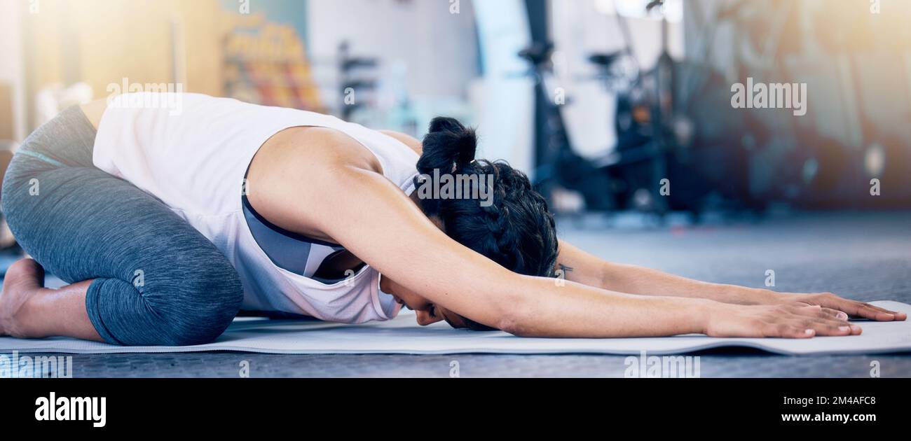 Yoga, Zen-Meditation und Stretching auf dem Boden im Fitnessstudio für Fitness, spirituelles Wohlbefinden und Achtsamkeit. Chakra-Energie-Motivation, Pilates Stockfoto