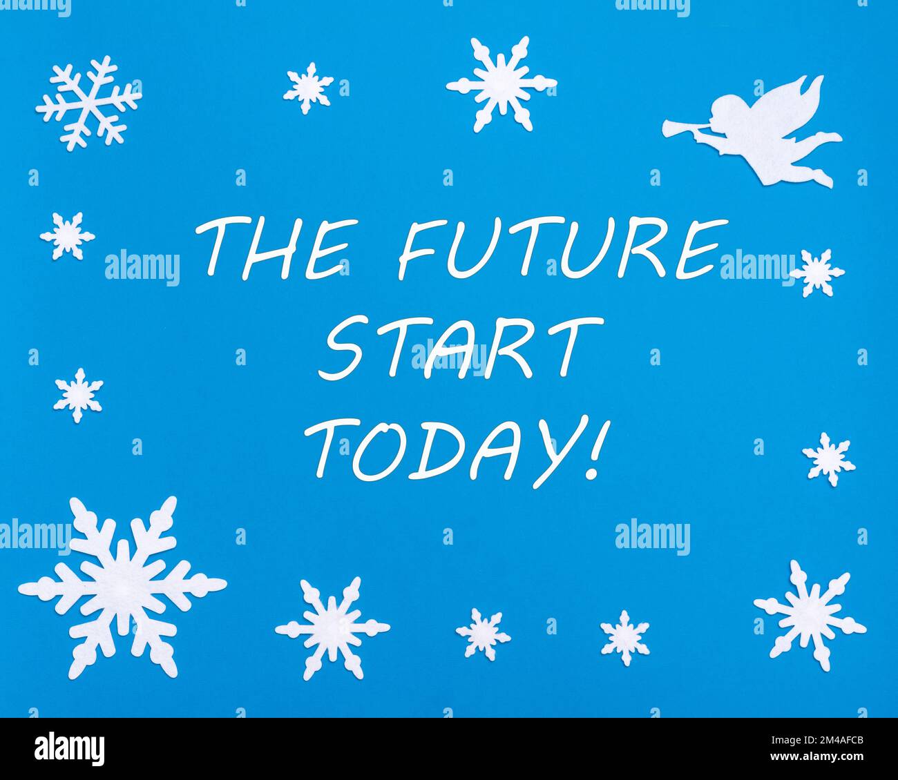 Motivationskarte für das neue Jahr. Der Text DIE ZUKUNFT BEGINNT HEUTE auf blauem Hintergrund mit Schneeflocken, einem weißen Engel. Stockfoto