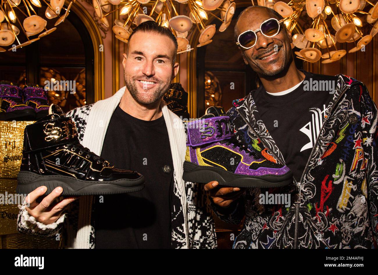 Nicht exklusiv: Philipp Plein und Snoop Dogg kreieren einen superexklusiven Sneaker #PLEINDOGG. Der perfekte PHILIPP PLEIN, außergewöhnliche Aufmerksamkeit Stockfoto