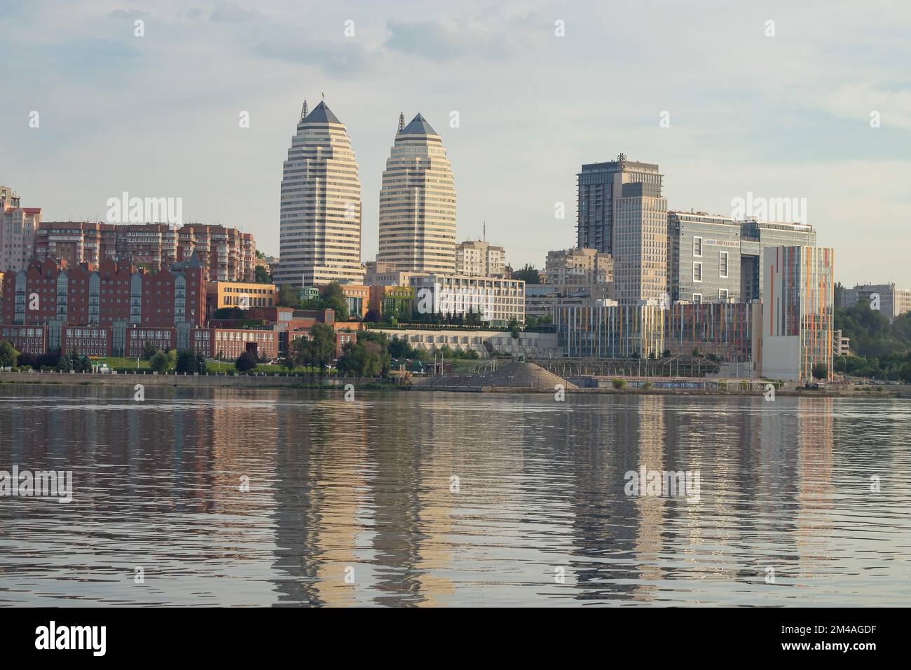 Blick auf den Fluss dnipro im Zentrum der Stadt Stockfoto