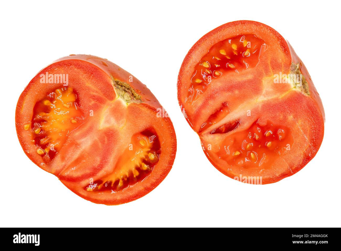 Tomate auf weißem Hintergrund isoliert. Frisches Bio-Gemüse. Tomatenscheiben schneiden. Beschneidungspfad. Volle Schärfentiefe. Schließen Stockfoto