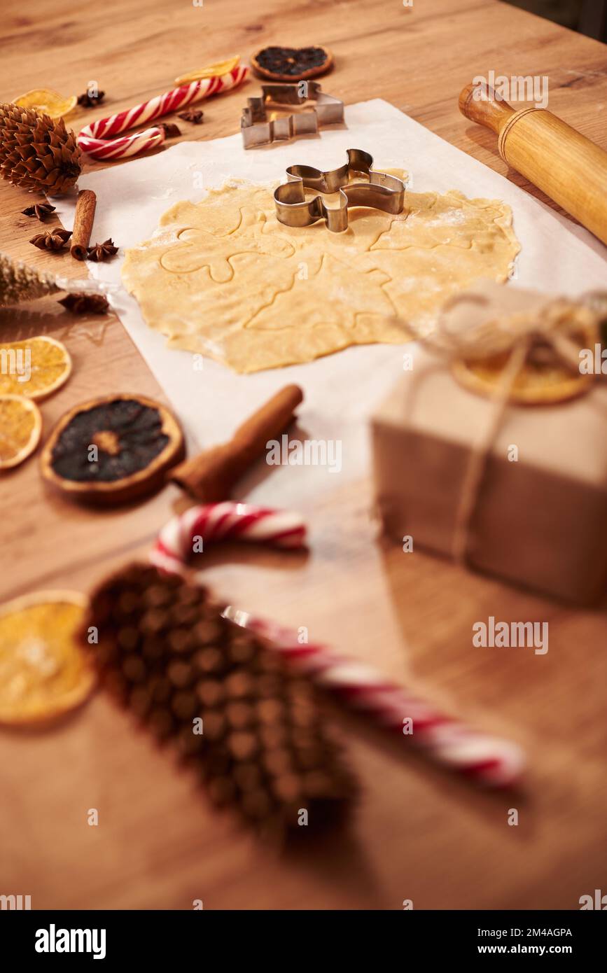 Weihnachtskekse. Ich mache Lebkekse für Feiertage. Lebkuchenteig. Hintergrund für Weihnachtsbäckerei. Form zum Schneiden von Lebkuchen. Fröhlich Stockfoto