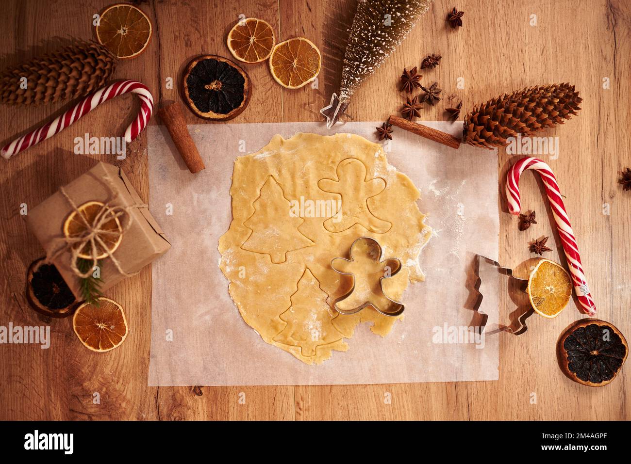 Weihnachtskekse. Ich mache Lebkekse für Feiertage. Lebkuchenteig ...