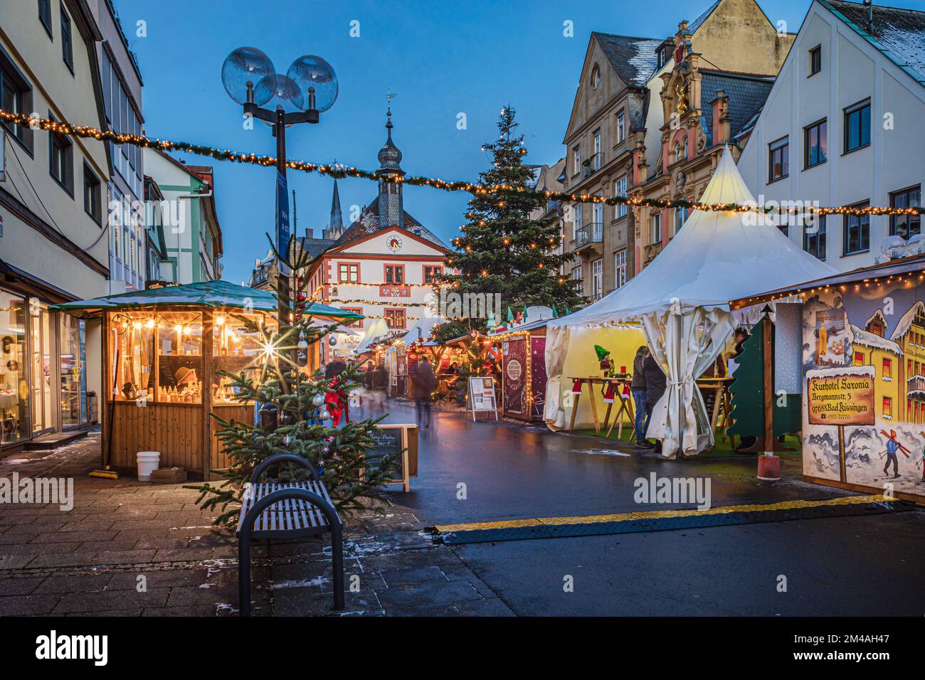 BAD KISSINGEN, BAYERN - CA. DEZEMBER 2022: Weihnachtsmarkt der Stadt Bad Kissingen in Deutschland. Bad Kissingen, Bayern, Deutschland. Stockfoto