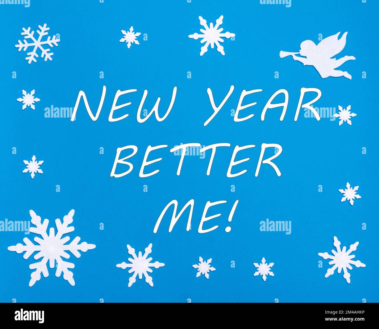 Motivationskarte für das neue Jahr. Schreib SILVESTER BESSER MIR auf blauem Hintergrund mit Weihnachts-Schneeflocken, einem weißen Engel. Veränderungen in dir selbst. Psychologie. Stockfoto
