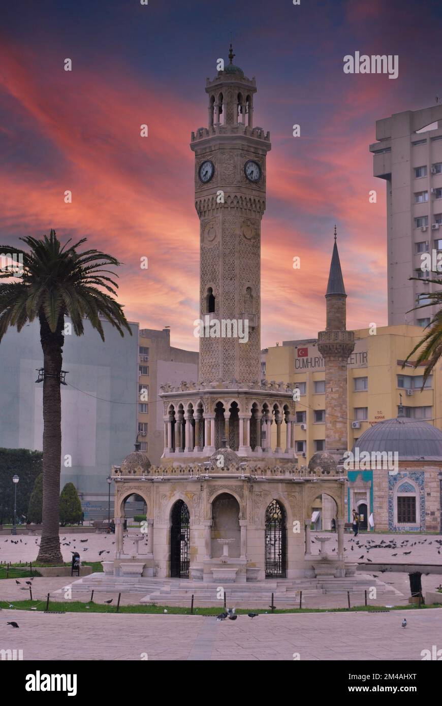 Blick auf den Konak-Platz mit dem alten Uhrturm (Saat Kulesi) bei Sonnenuntergang. Es wurde 1901 erbaut und wurde als offizielles Symbol der Stadt Izmir in der Türkei akzeptiert. Stockfoto