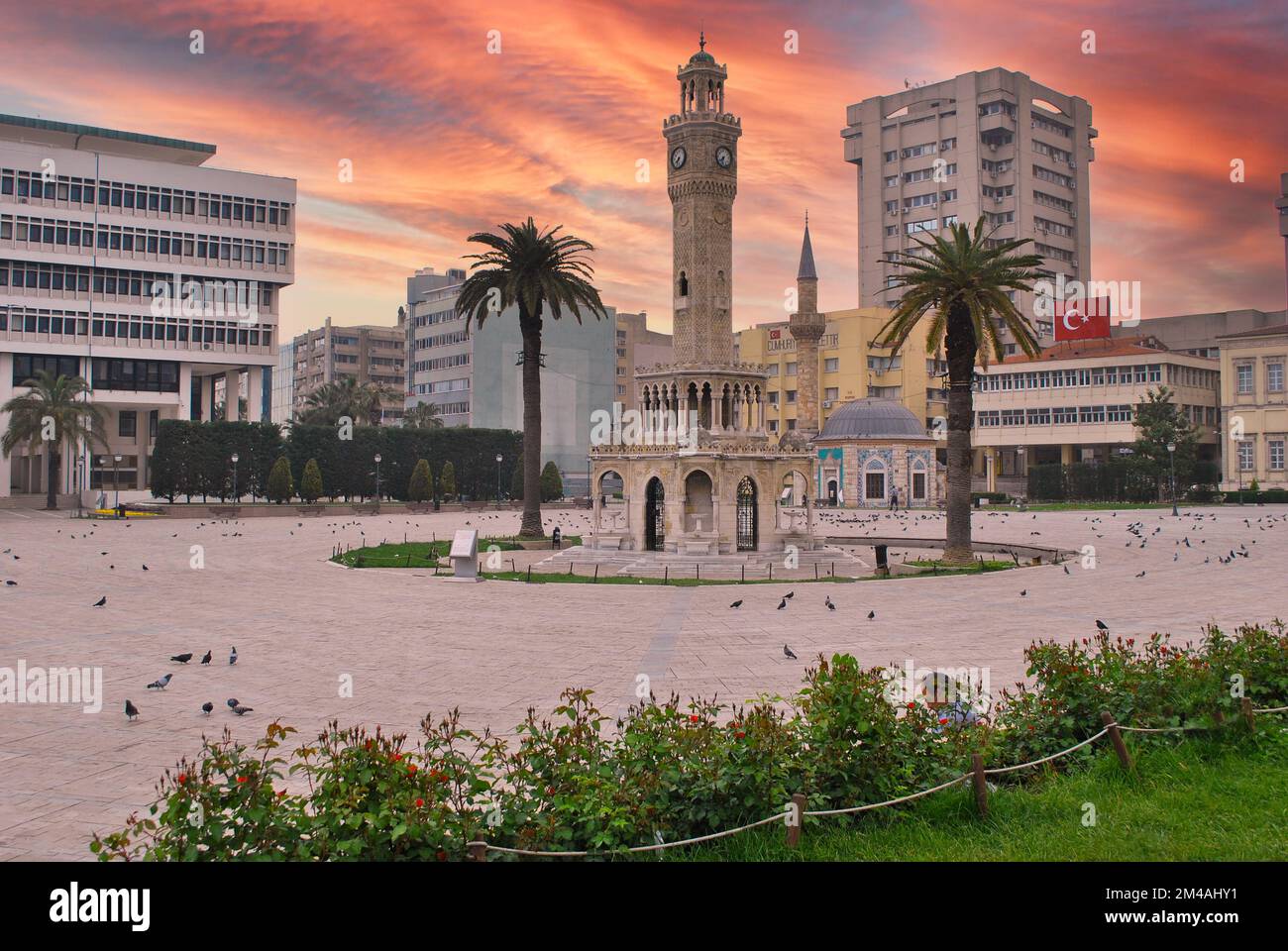 Blick auf den Konak-Platz mit dem alten Uhrturm (Saat Kulesi) bei Sonnenuntergang. Es wurde 1901 erbaut und wurde als offizielles Symbol der Stadt Izmir in der Türkei akzeptiert. Stockfoto