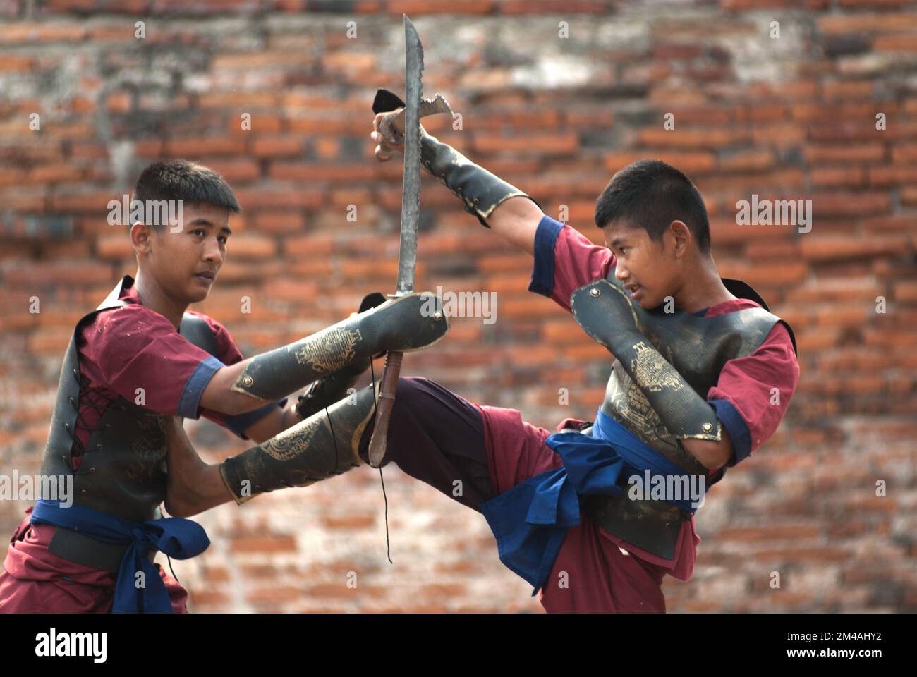 Krieger fechten während der thailändischen Zeremonie von Wai Kru Muay und des Muay Thai Festivals im Wat Phutthaisawan in der Altstadt von Ayutthaya, Thailand. Stockfoto