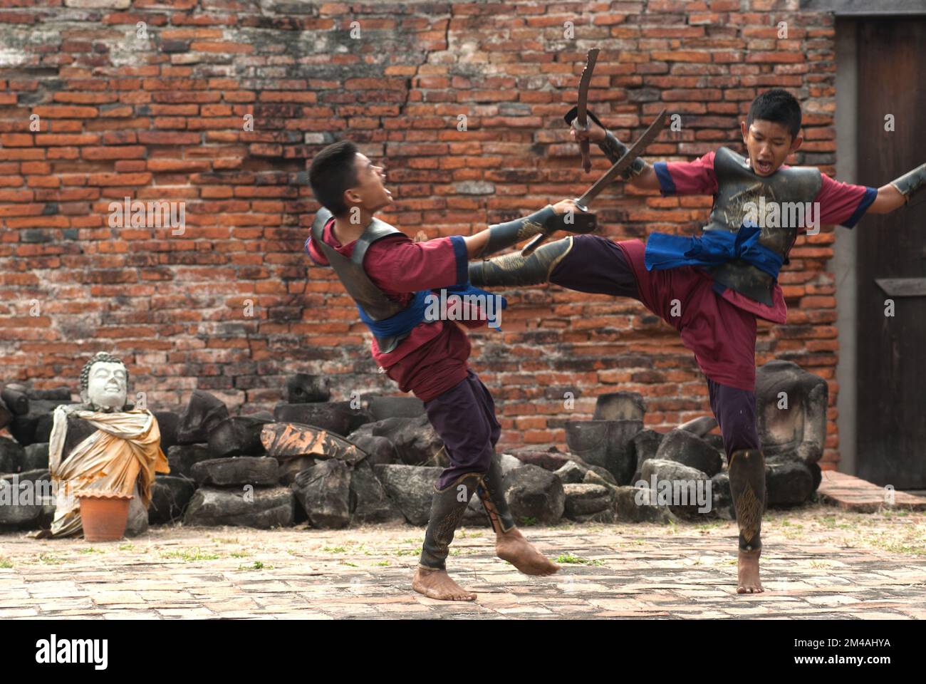 Krieger fechten während der thailändischen Zeremonie von Wai Kru Muay und des Muay Thai Festivals im Wat Phutthaisawan in der Altstadt von Ayutthaya, Thailand. Stockfoto