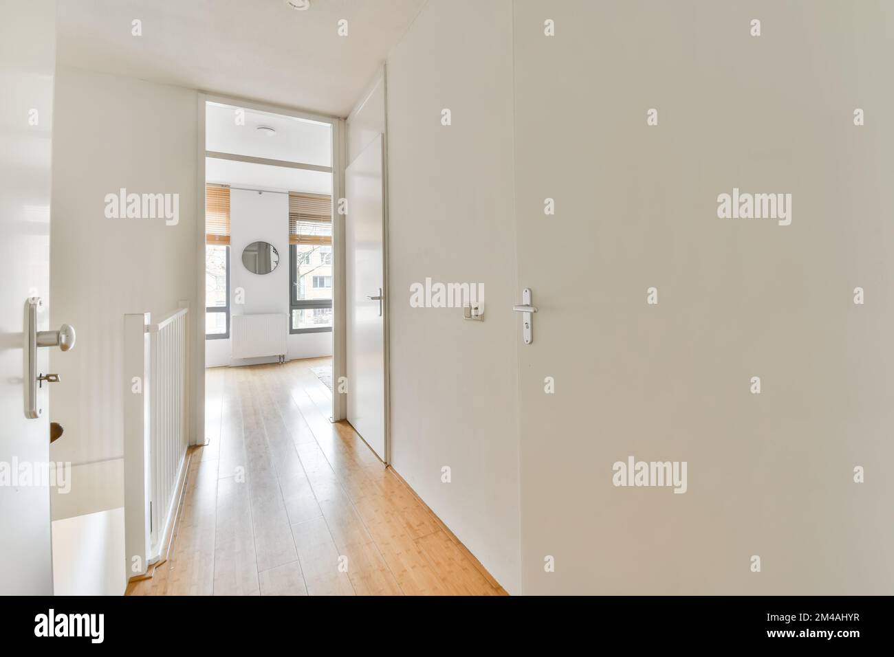 Ein geräumiger, heller Korridor führt zu einem Zimmer im zweiten Stock sowie die Treppe hinunter Stockfoto