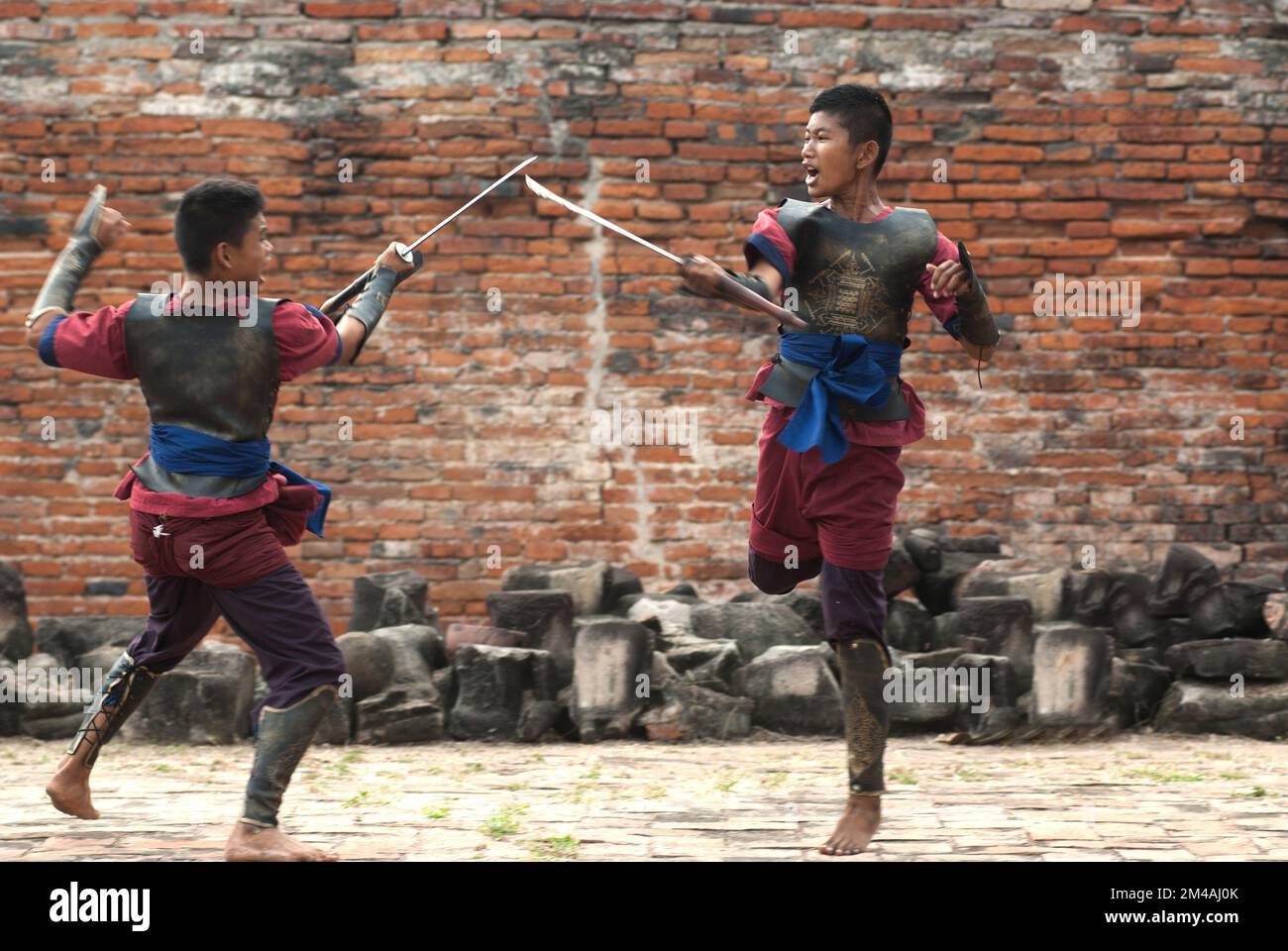 Krieger fechten während der thailändischen Zeremonie von Wai Kru Muay und des Muay Thai Festivals im Wat Phutthaisawan in der Altstadt von Ayutthaya, Thailand. Stockfoto