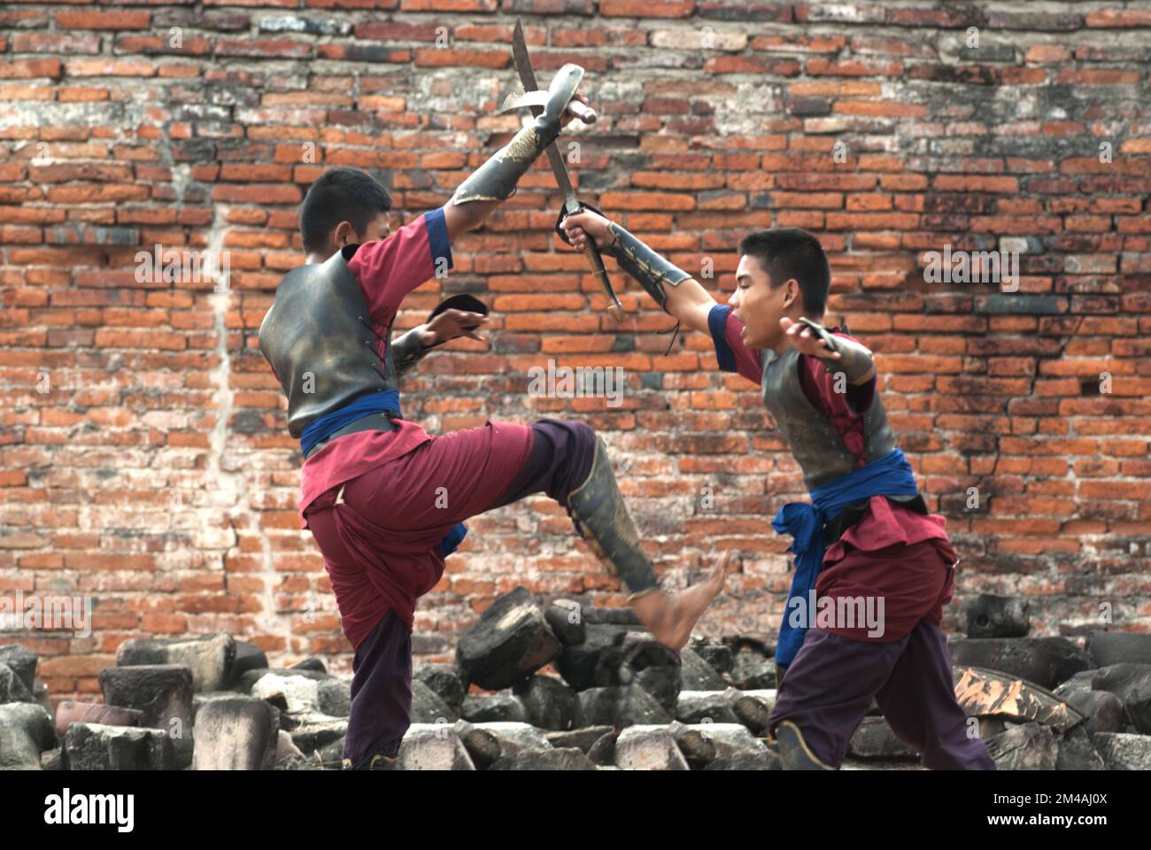 Krieger fechten während der thailändischen Zeremonie von Wai Kru Muay und des Muay Thai Festivals im Wat Phutthaisawan in der Altstadt von Ayutthaya, Thailand. Stockfoto