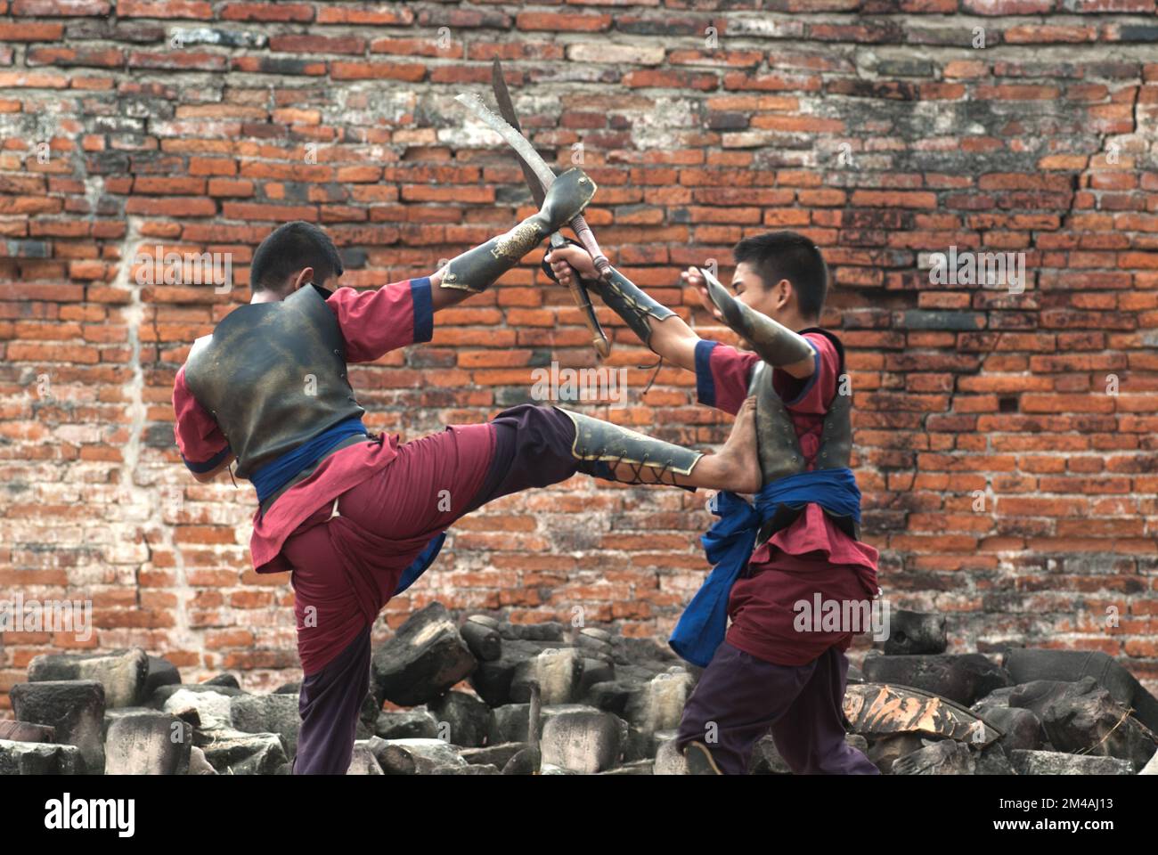 Krieger fechten während der thailändischen Zeremonie von Wai Kru Muay und des Muay Thai Festivals im Wat Phutthaisawan in der Altstadt von Ayutthaya, Thailand. Stockfoto