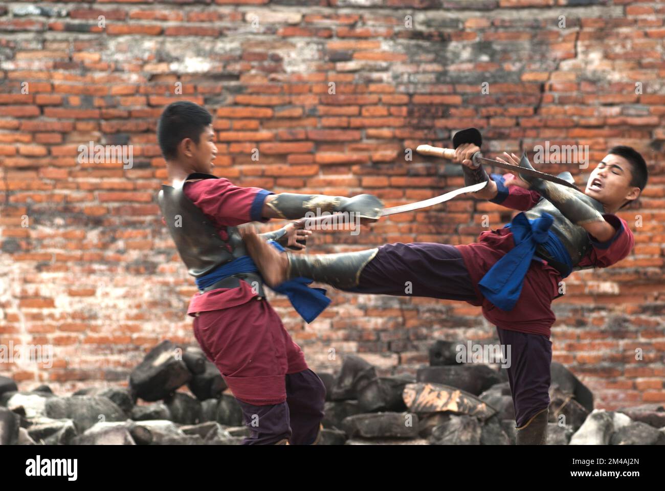 Krieger fechten während der thailändischen Zeremonie von Wai Kru Muay und des Muay Thai Festivals im Wat Phutthaisawan in der Altstadt von Ayutthaya, Thailand. Stockfoto
