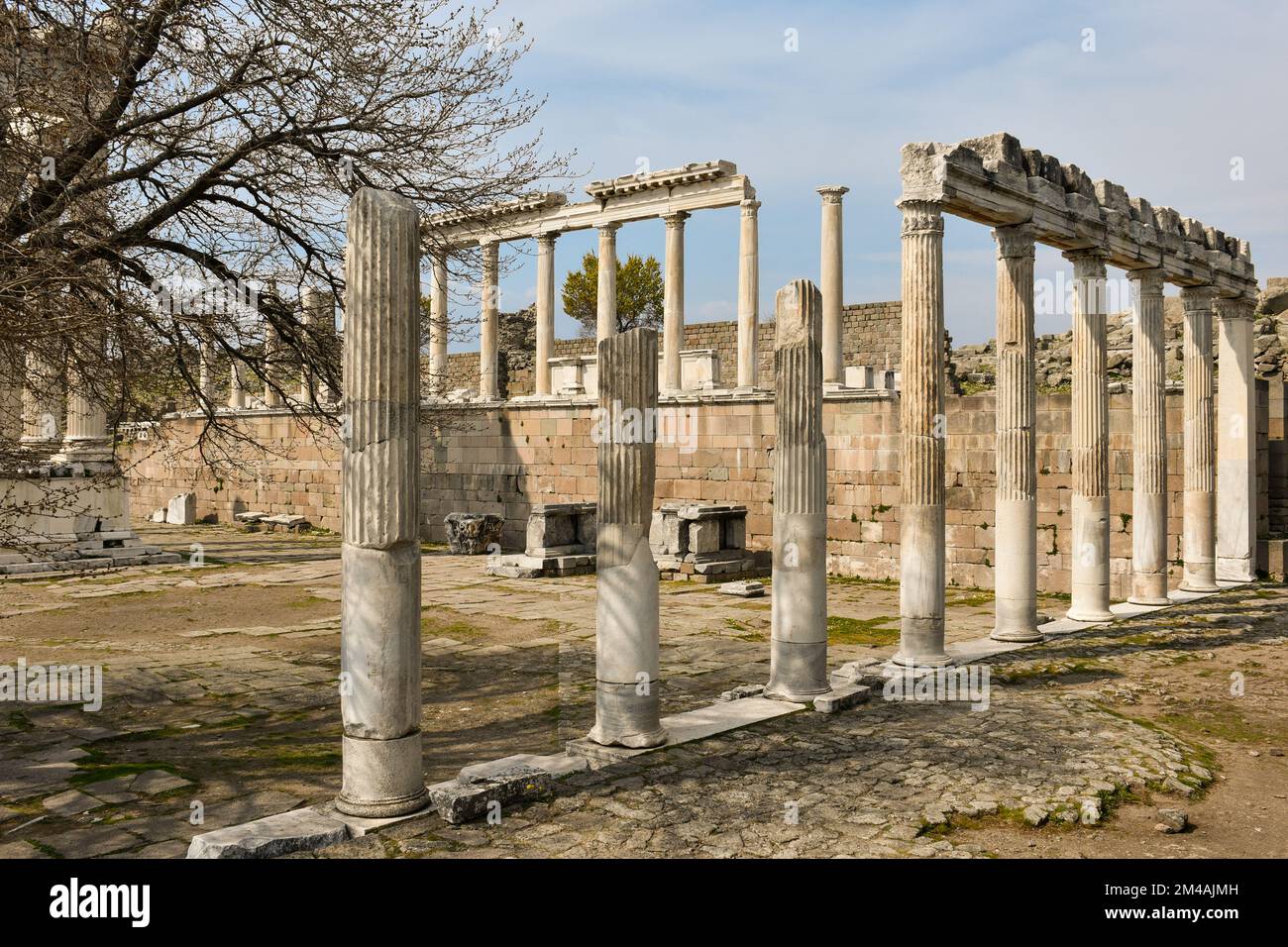 Tempel des Trajan in der antiken Stadt Pergamon, Bergama, Türkei in einem schönen Sommertag Stockfoto
