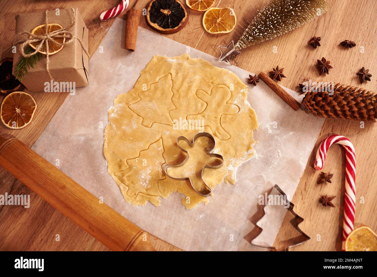 Weihnachtskekse. Ich mache Lebkekse für Feiertage. Lebkuchenteig. Hintergrund für Weihnachtsbäckerei. Form zum Schneiden von Lebkuchen. Fröhlich Stockfoto