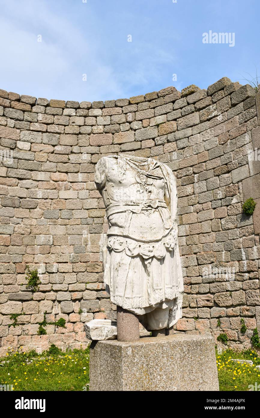 Kopflose gepanzerte Statue von Trajan im Tempel von Trajan, in der antiken Stadt Pergamon (Pergamon). Bergama, Izmir, Türkei. Akropolis. Stockfoto