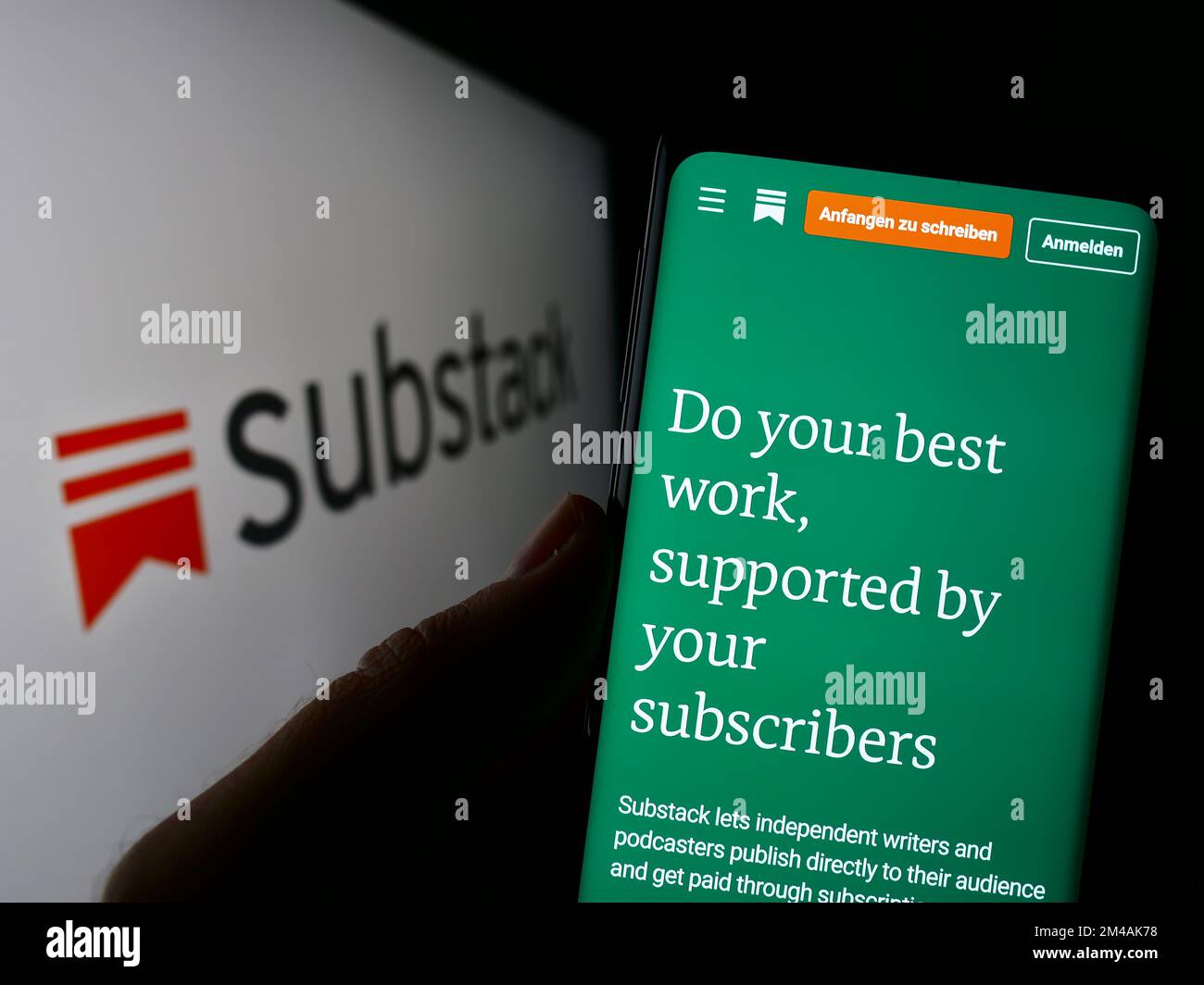 Person, die ein Mobiltelefon mit der Website der US-amerikanischen Substack Inc. Auf dem Bildschirm vor dem Logo hält. Konzentrieren Sie sich auf die Mitte des Telefondisplays. Stockfoto