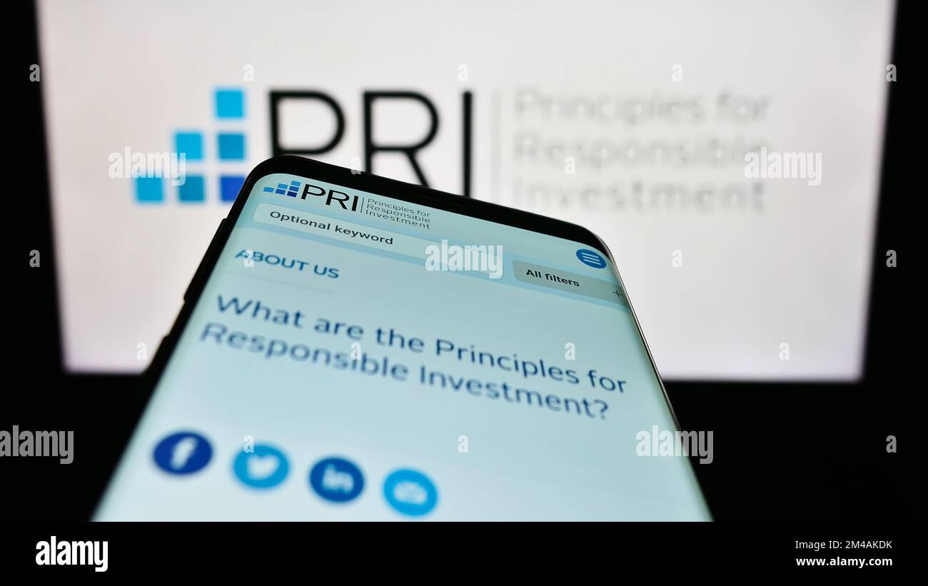 Smartphone mit Website der UN Principles for Responsible Investment (PRI) auf dem Bildschirm vor dem Logo. Fokus auf oberer linker Seite des Telefondisplays. Stockfoto