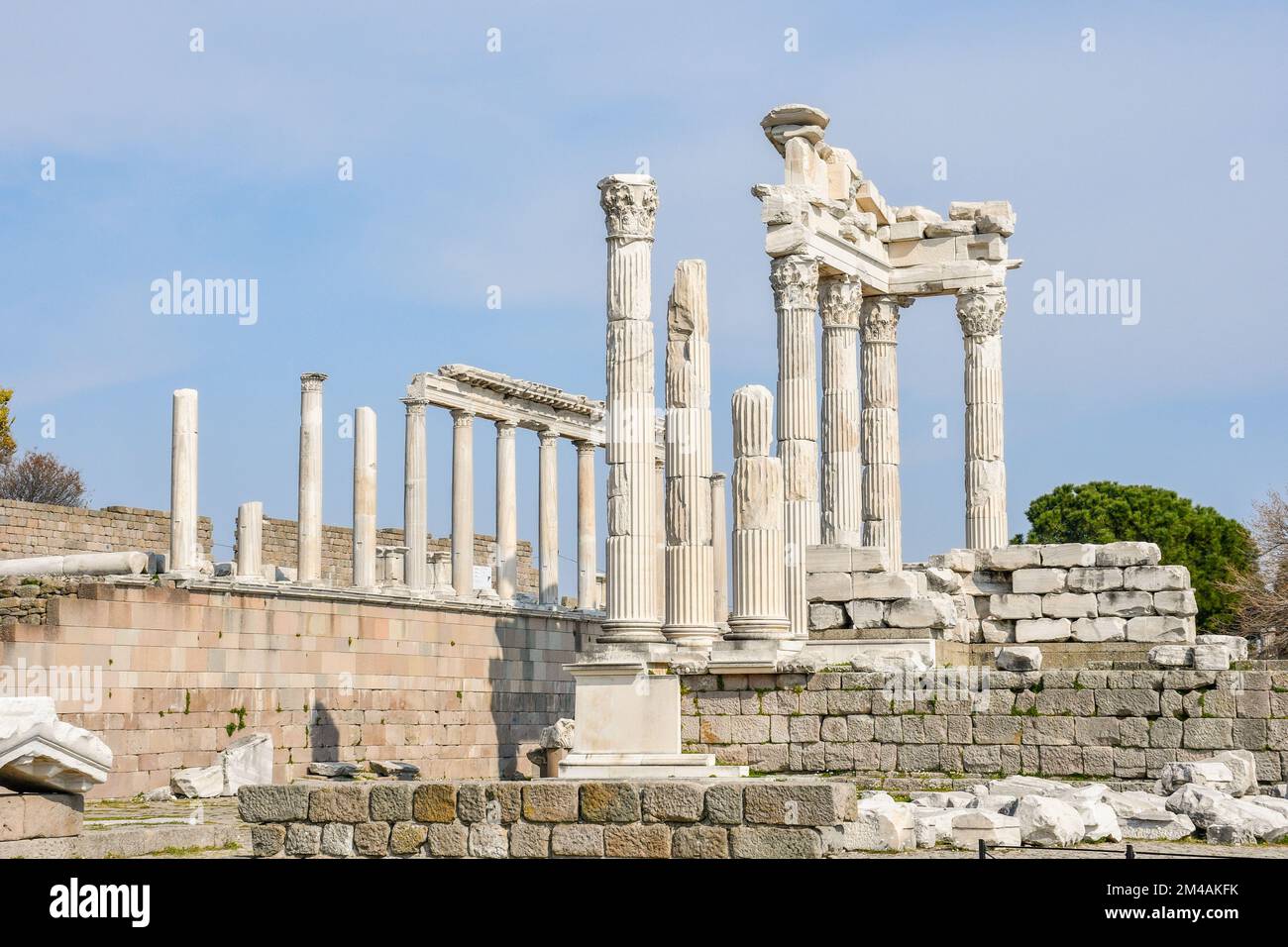 Tempel des Trajan in der antiken Stadt Pergamon, Bergama, Türkei in einem schönen Sommertag Stockfoto