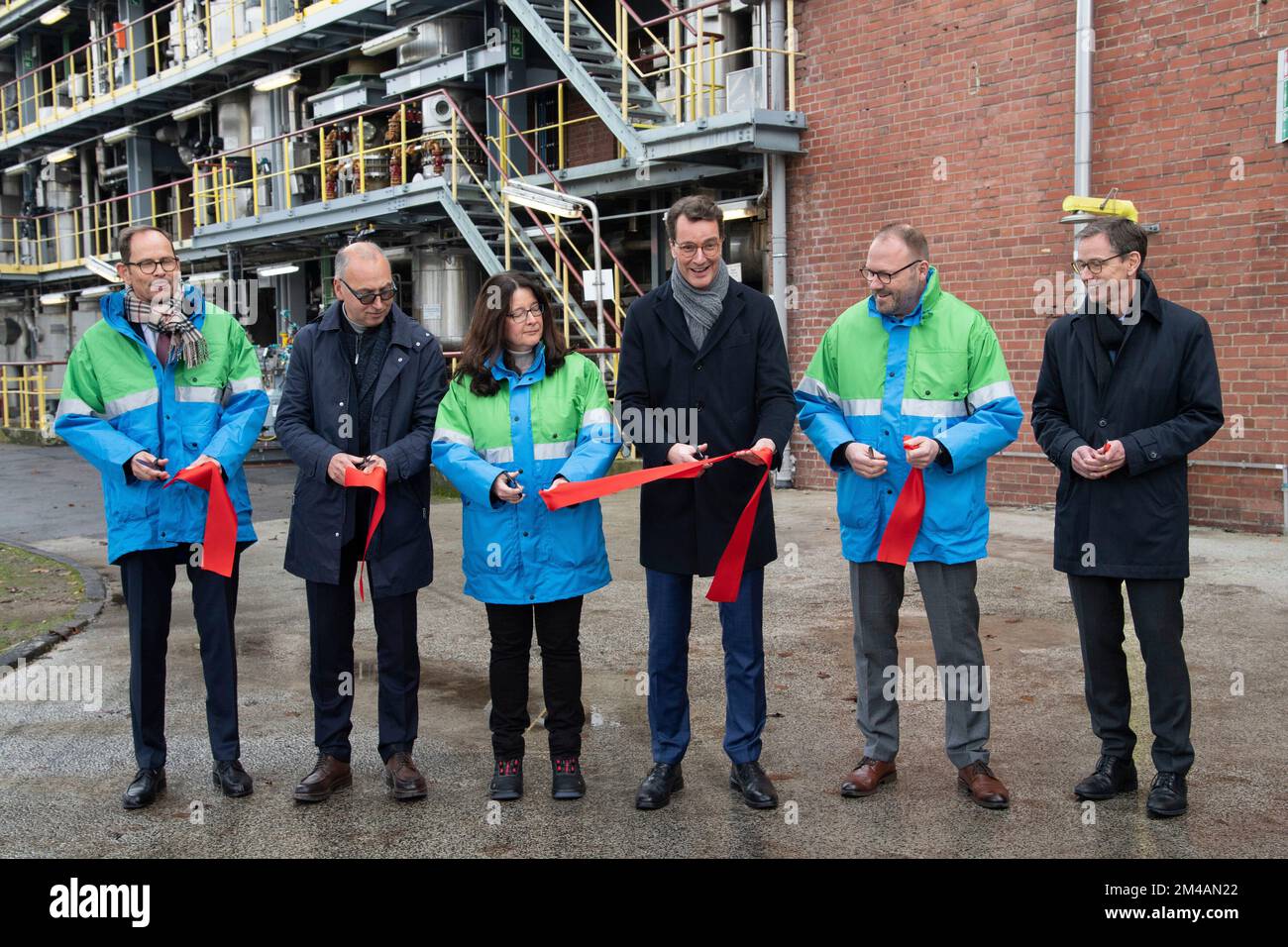 dr. Wolfram SIRGES, Site Manager, Werner BAUMANN, Management Chairman, CEO der Bayer AG, Dr. Claudia AUFDERHAAR, Head of E-Operations, Hendrik WUEST, Wust, CDU, Ministerpräsident des Landes Nordrhein-Westfalen, Andre van BROICH, Vorsitzender des Betriebsrats der Bayer-Gruppe, Dr. Dirk BACKHAUS, Leiter Produktversorgung Bayer Crop Science, (von links), schneidet ein symbolisches rotes Band für die Inbetriebnahme, Eröffnung der Recyclinganlage für Eisen(III)-Chlorid der Bayer AG in Dormagen am 19. Dezember 2022. Stockfoto