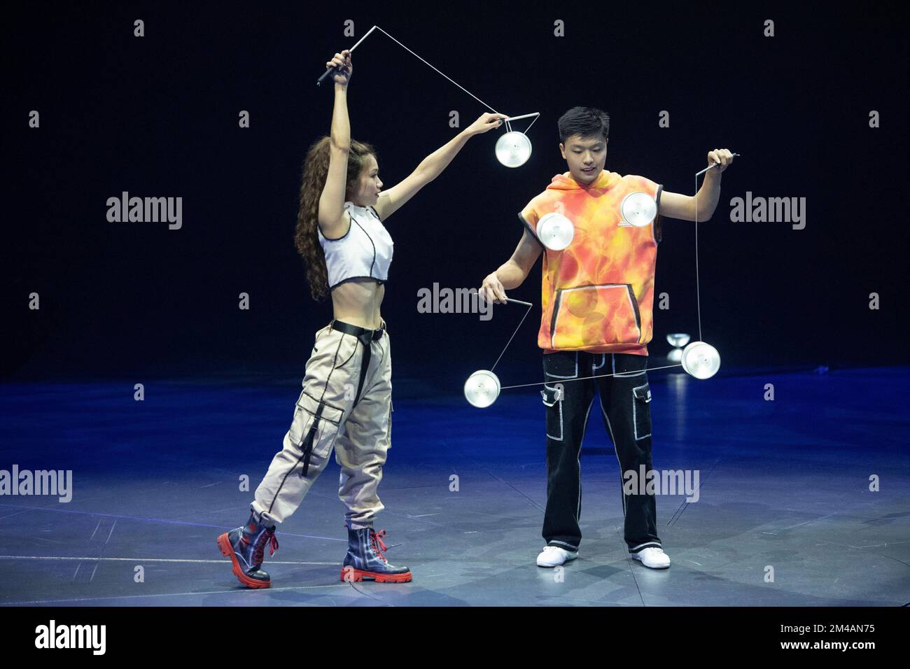 4-MAX, Diabolo jonglieren, der Zirkus Flic Flac tritt vom 16. Dezember ...