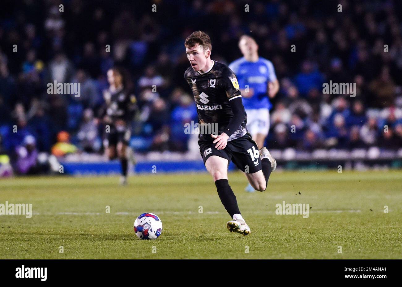 Conor Grant von MK Dons während des EFL League One-Spiels zwischen Portsmouth und MK Dons in Fratton Park , Portsmouth , Vereinigtes Königreich - 17.. Dezember 2022 nur redaktionelle Verwendung. Kein Merchandising. Für Fußballbilder gelten Einschränkungen für FA und Premier League. Keine Nutzung von Internet/Mobilgeräten ohne FAPL-Lizenz. Weitere Informationen erhalten Sie von Football Dataco Stockfoto