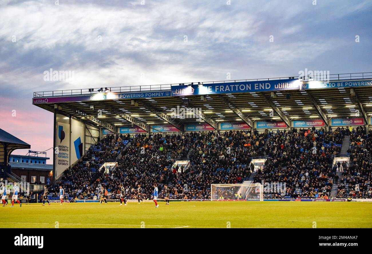 Das EFL League One Spiel zwischen Portsmouth und MK Dons im Fratton Park, Portsmouth, Großbritannien - 17. Dezember 2022 Foto Simon Dack / Telefoto Images. Nur redaktionelle Verwendung. Kein Merchandising. Für Football Images gelten Einschränkungen für FA und Premier League, inc. Keine Internet-/Mobilnutzung ohne FAPL-Lizenz. Weitere Informationen erhalten Sie bei Football Dataco Stockfoto