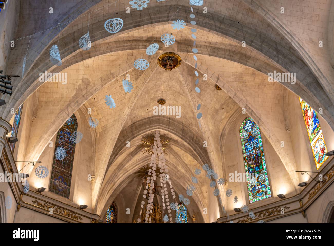 Felanitx, Spanien; dezember 18 2022: Innenansicht der Pfarrkirche Sant Miquel mit handgefertigter weihnachtlicher Papierdekoration, typisch für die Insel Stockfoto