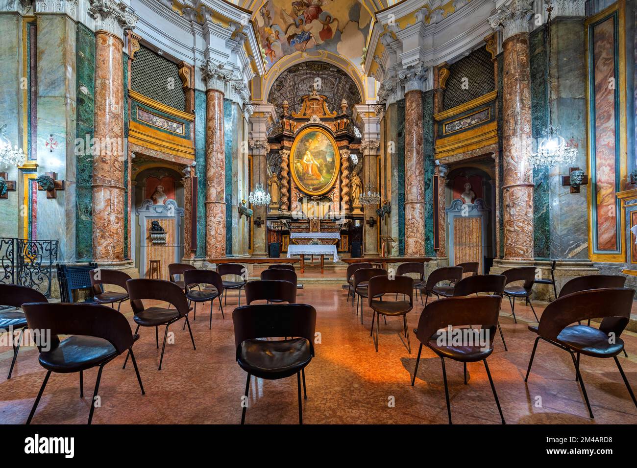 Innenansicht der kleinen katholischen Kirche Chiesa della Maddalena in Alba - Stadt und Hauptstadt der Region Langhe in Piemont, Italien. Stockfoto