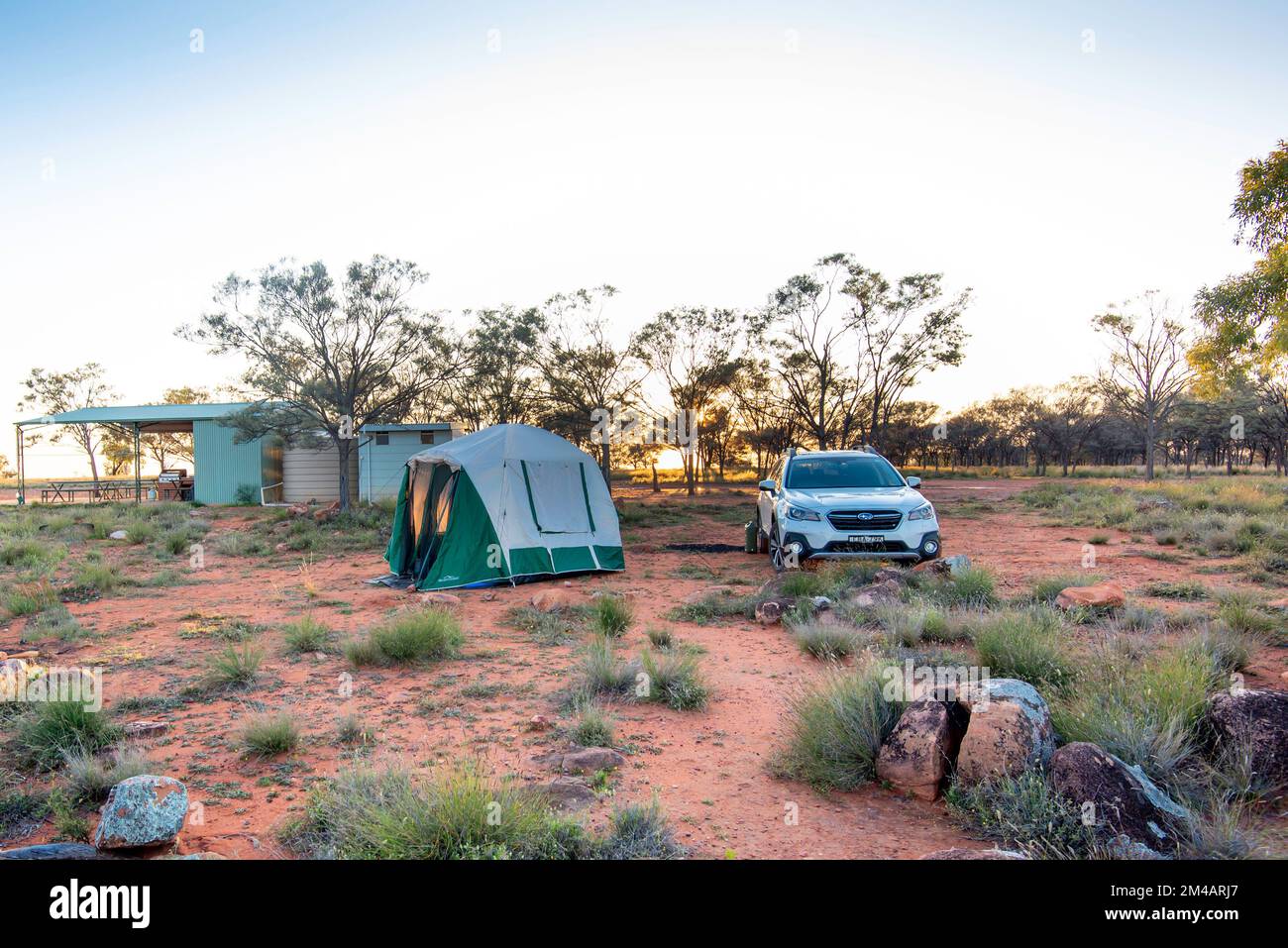 Ein Subaru Outback und ein Zelt auf einem Campingplatz auf dem Mount Oxley bei Bourke im nordwestlichen Outback, New South Wales, Australien Stockfoto