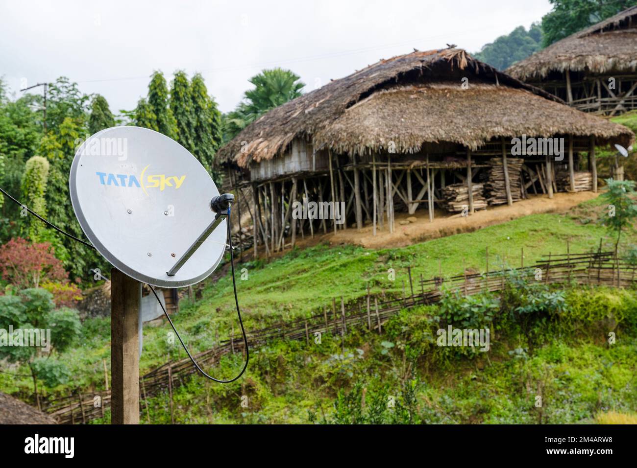 In den meisten Stammesdörfern in Arunachal Pradesh finden sich Discs für Satelliten-tv Stockfoto