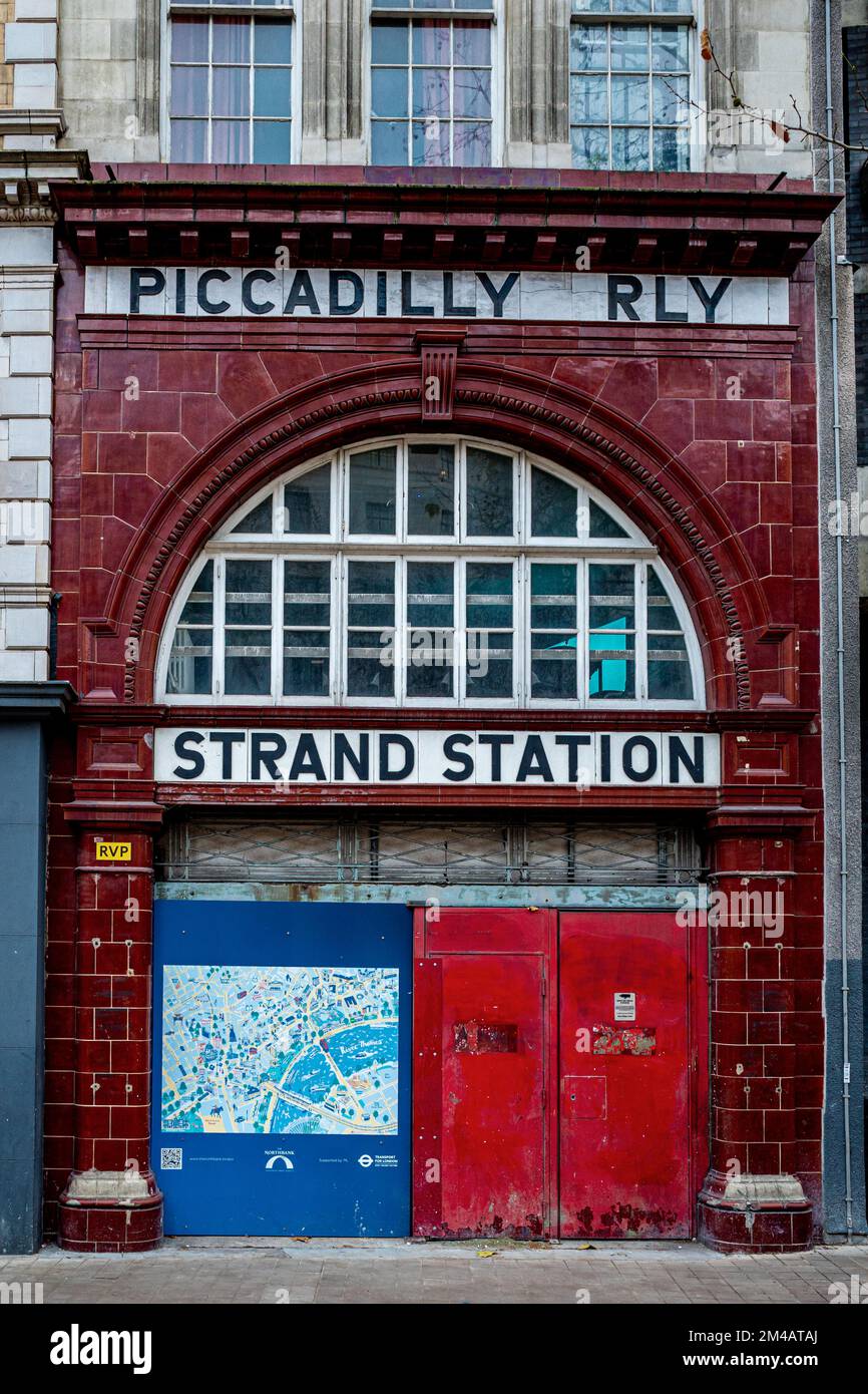 Piccadilly Railway Strand Station Eingang zur Aldwych Station am Strand, London. Die Station der Klasse II wurde 1907 geöffnet und 1994 geschlossen. Stockfoto