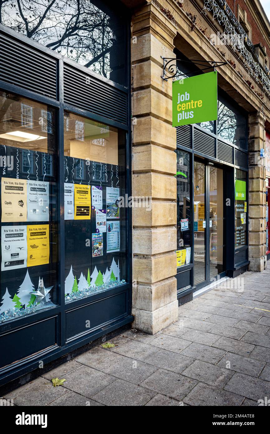 Job Centre Plus - Job Centre im Stadtzentrum von Peterborough - Job Centre Plus ist Teil der Abteilung für Arbeit und Pensionen und hilft Arbeitssuchenden. Stockfoto
