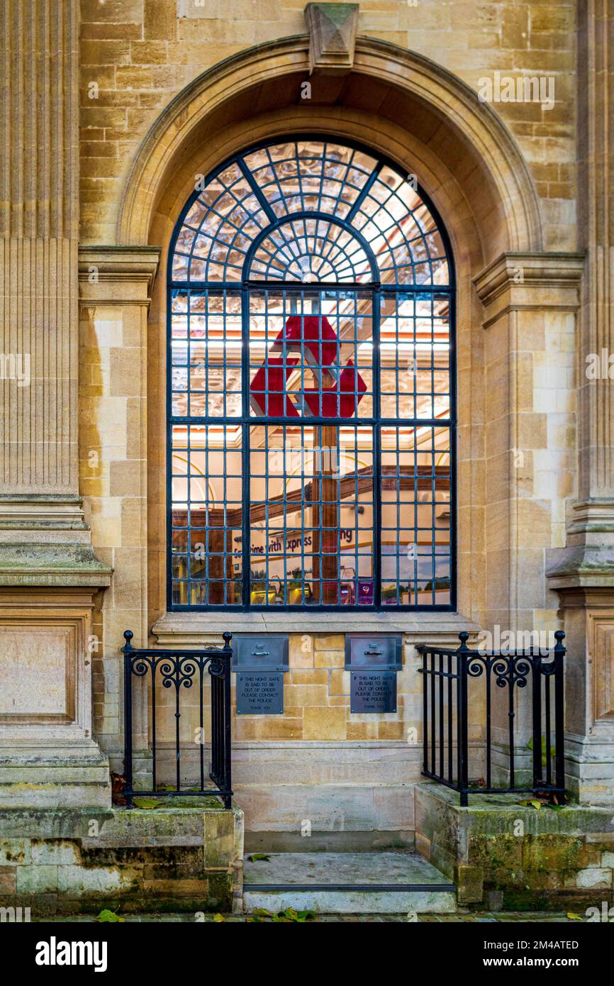 NatWest Bank Filiale Peterborough - NatWest Logo im Fenster einer traditionellen Bankfiliale im Stadtzentrum von Peterborough. Stockfoto