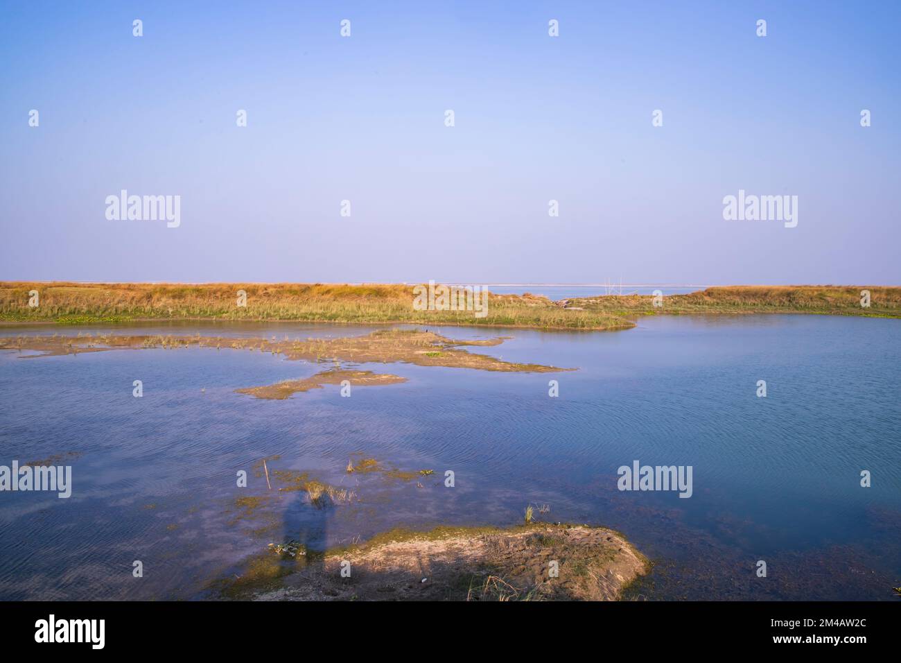 Blick auf die kristallklare blaue Seenlandschaft nahe dem Fluss Padma in Bangladesch Stockfoto