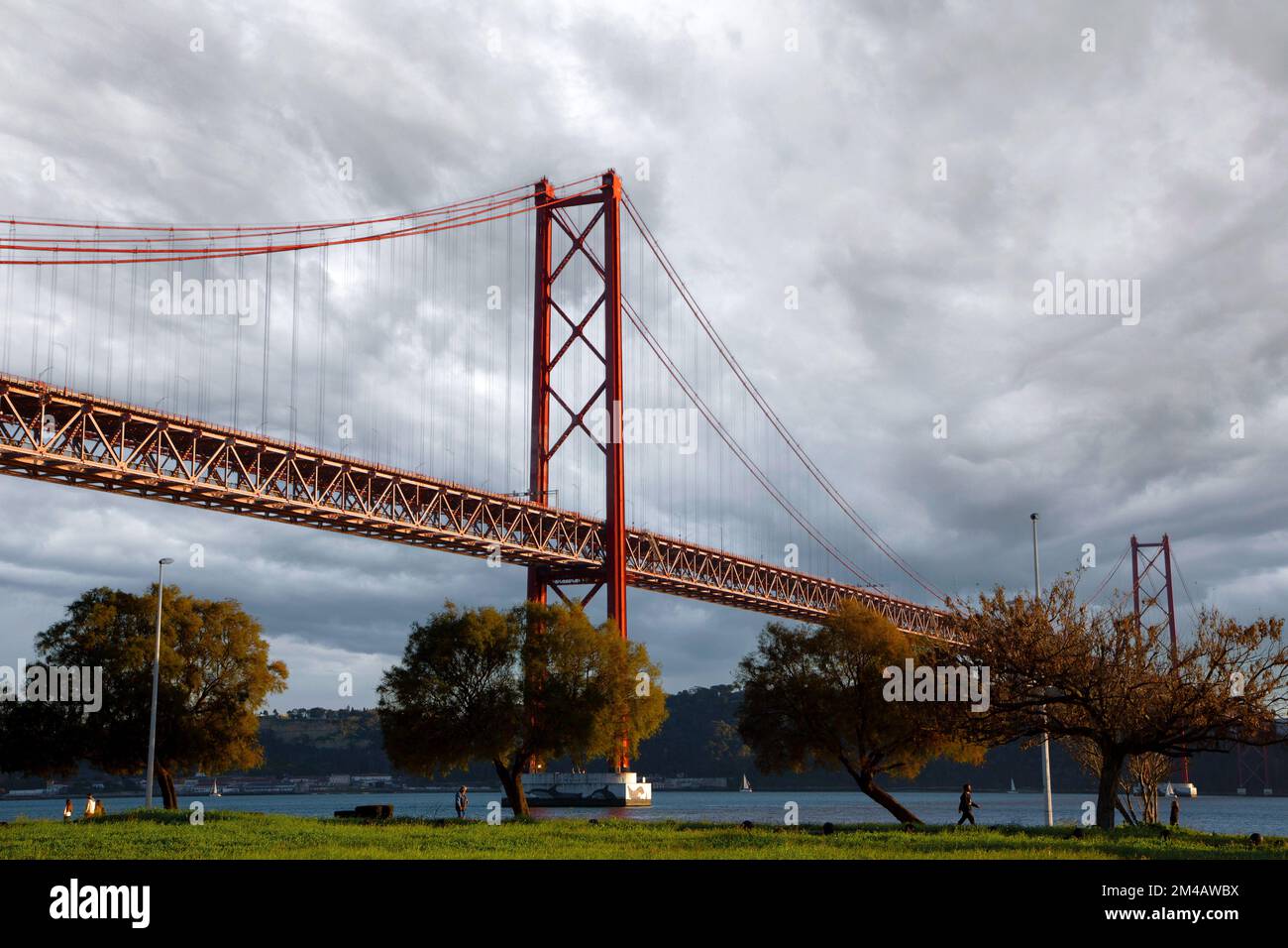 Portugal, Lissabon, Ponte 25 de Abril (Brücke vom 25. April) über den Fluss Tejo, Übersicht Stockfoto