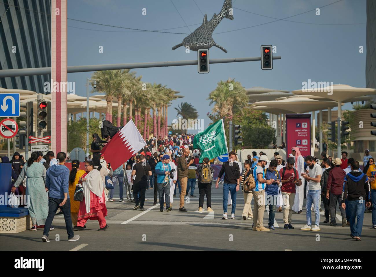 Lusail Boulevard in Lusail City, Katar Nachmittagsfoto mit Einheimischen und Besuchern, die während der FIFA-Weltmeisterschaft 2022 zu Fuß unterwegs sind. Stockfoto