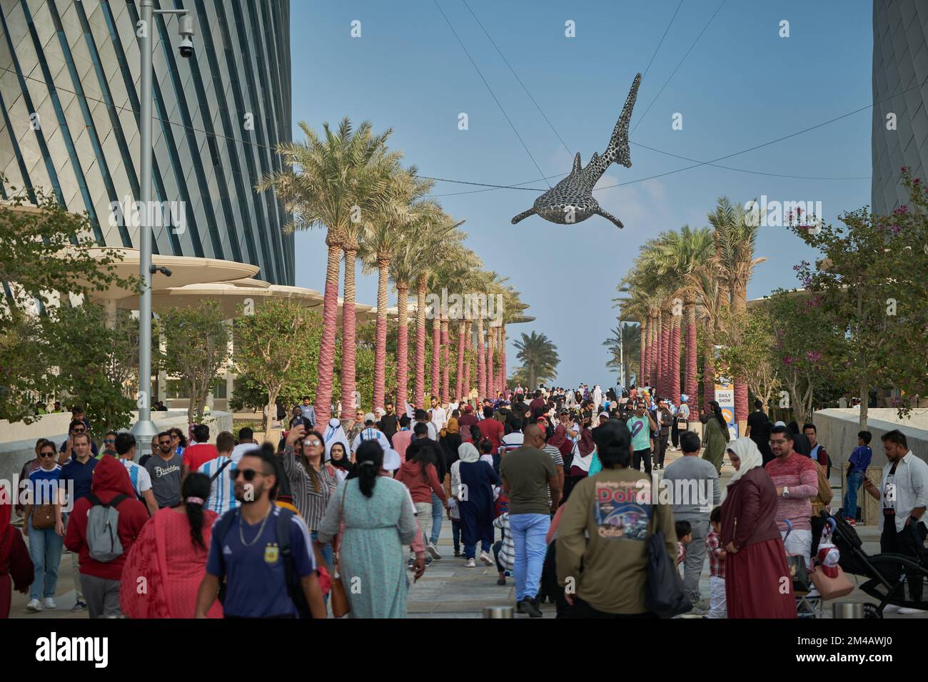 Lusail Boulevard in Lusail City, Katar Nachmittagsfoto mit Einheimischen und Besuchern, die während der FIFA-Weltmeisterschaft 2022 zu Fuß unterwegs sind. Stockfoto