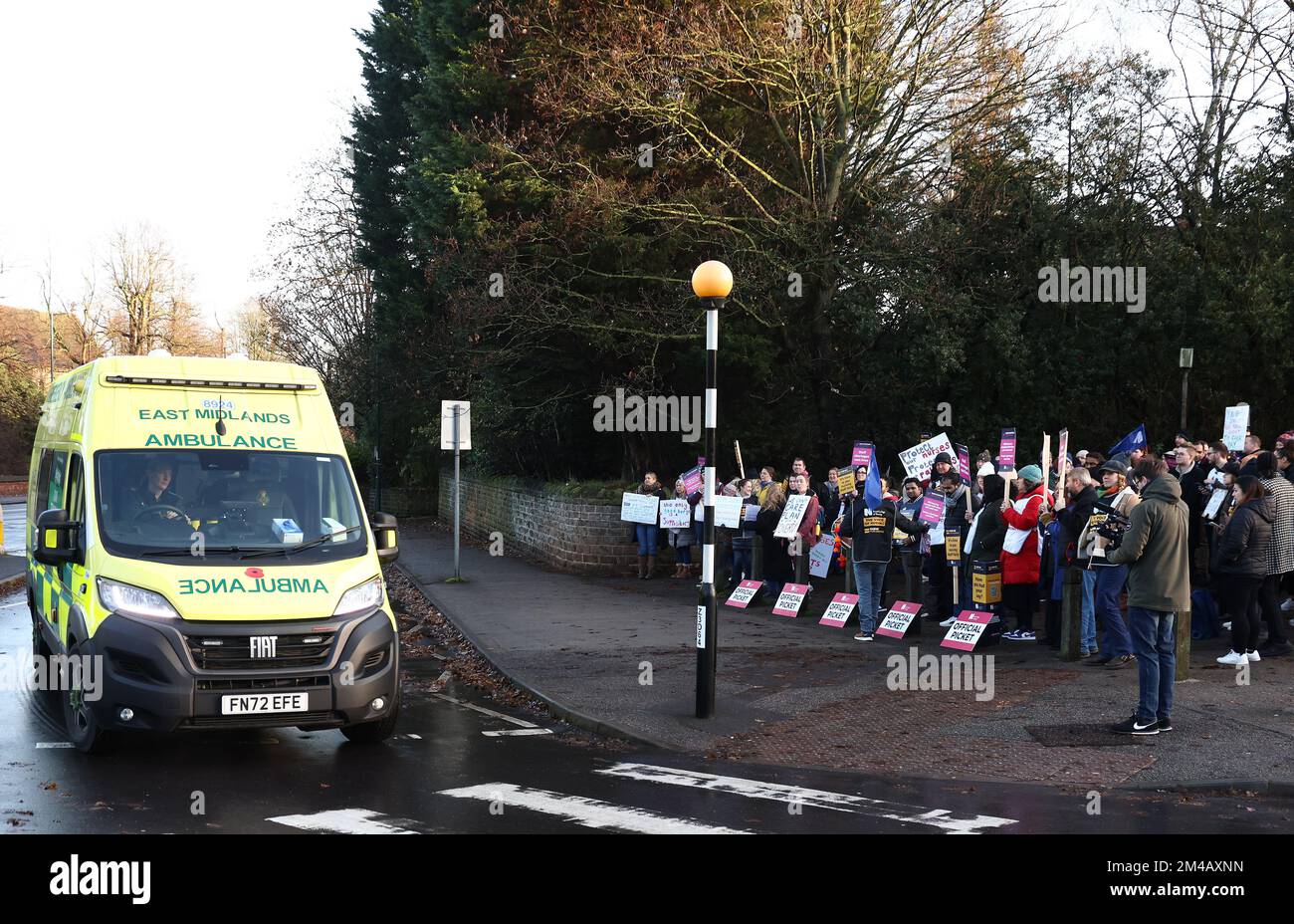 Nottingham, Nottinghamshire, Großbritannien. 20.. Dezember 2022 Ein Krankenwagen wird an Krankenschwestern vorbei gefahren, die vor dem QueenÕs Medical Centre auf einem Streikposten stehen, nachdem Krankenschwestern in England, Wales und Nordirland den zweiten von zwei tagelangen Streiks über die Bezahlung begonnen haben. Kredit: Darren Staples/Alamy Live News. Stockfoto