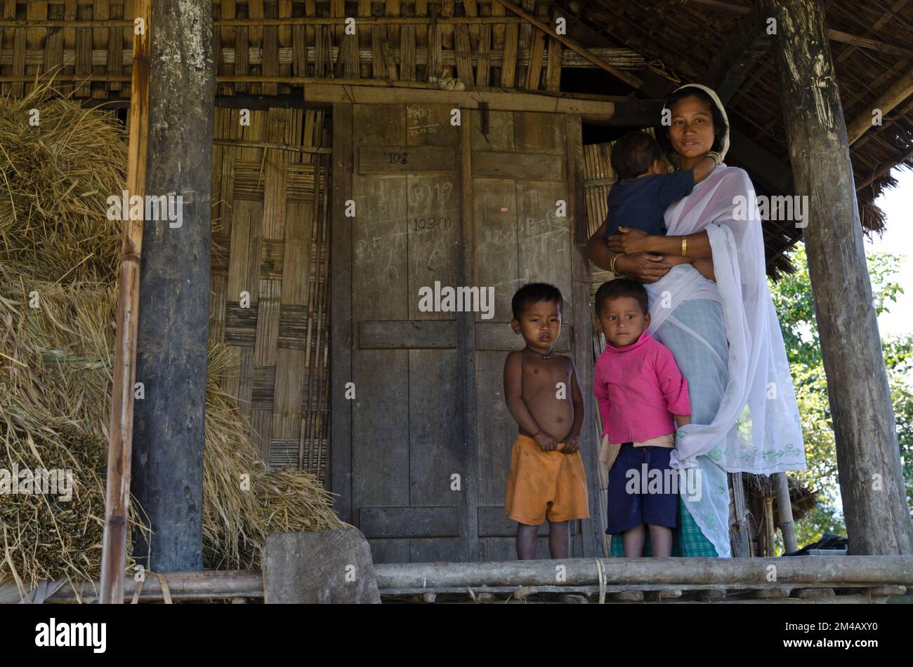 Die Bauern des Mishing-Stammes leben in den Dörfern noch immer auf traditionelle Weise Stockfoto