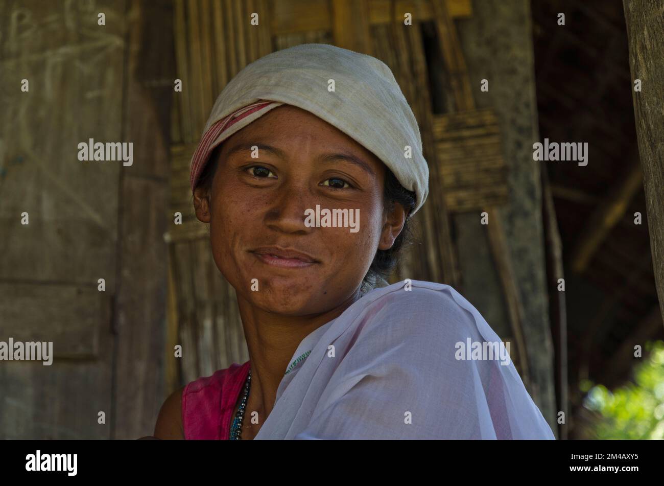 Die Bauern des Mishing-Stammes leben in den Dörfern noch immer auf traditionelle Weise Stockfoto