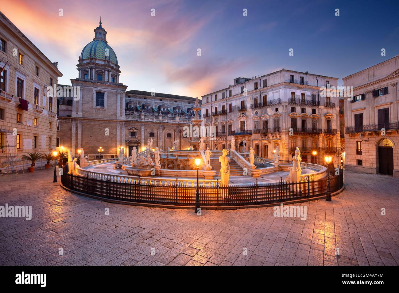 Palermo, Sizilien, Italien. Stadtbild von Palermo, Sizilien mit dem berühmten Prätorianbrunnen auf der Piazza Pretoria bei Sonnenuntergang. Stockfoto