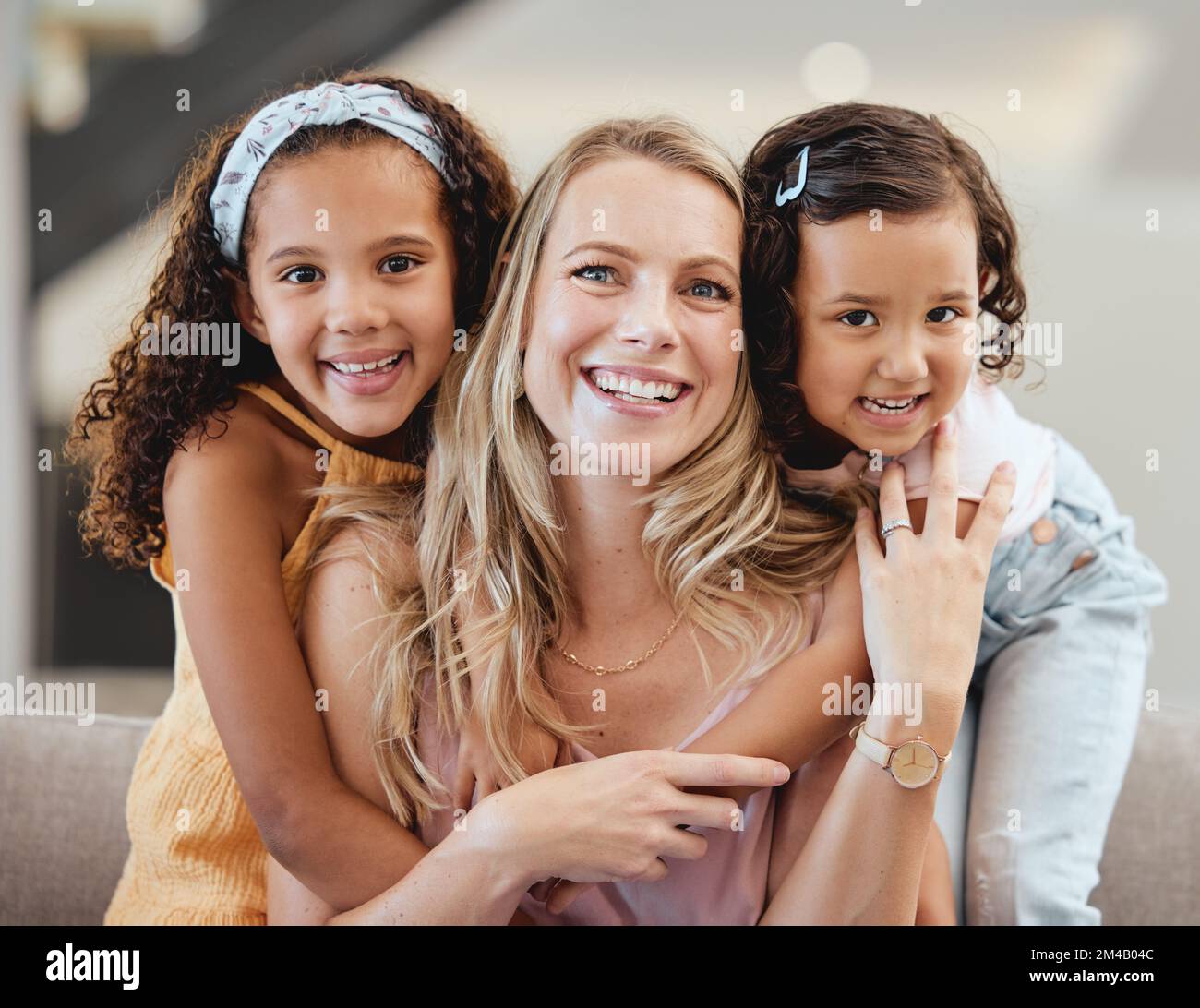 Adoption, Familie und Porträt einer Mutter mit Kindern zu Hause, Bindung und Umarmung. Liebe