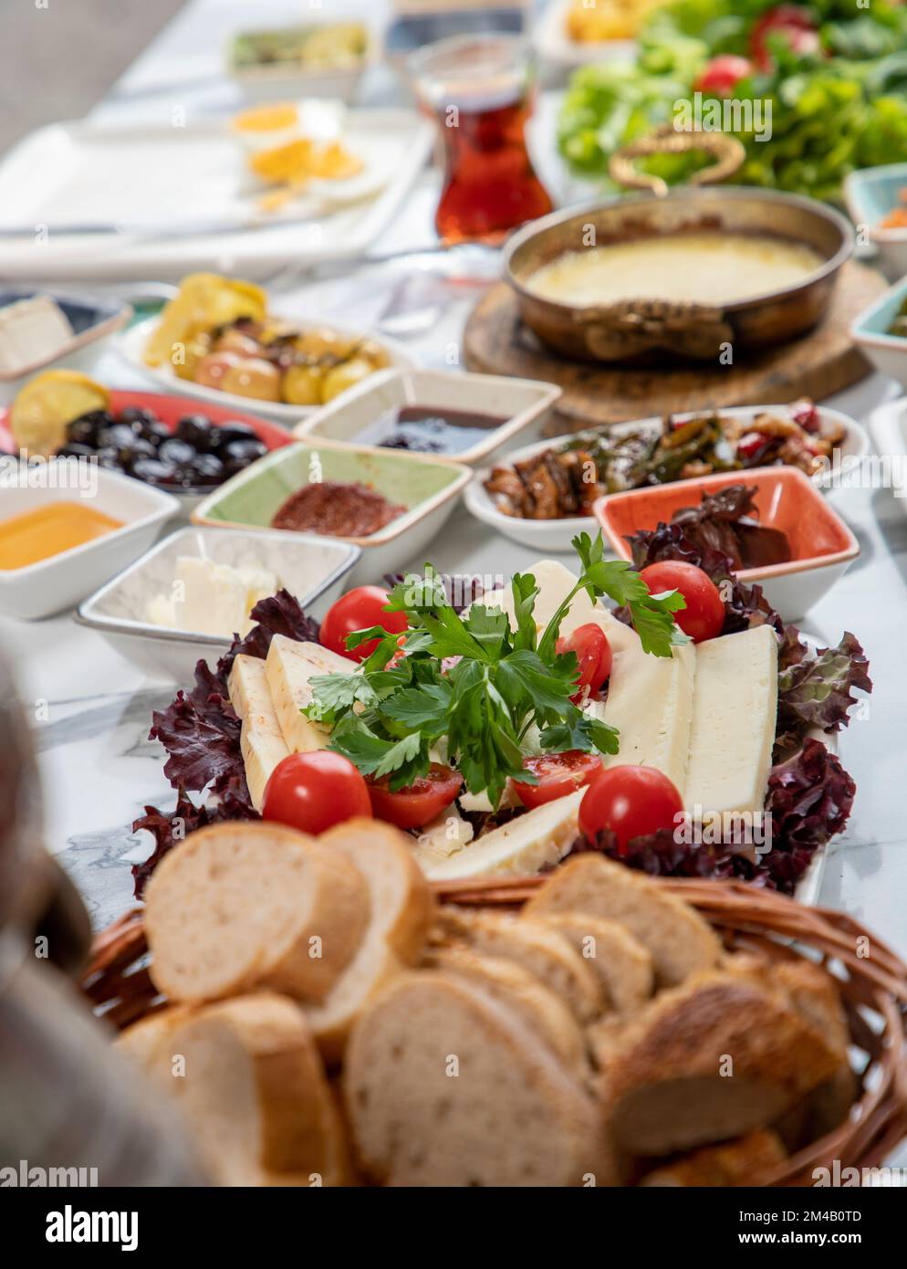 Traditionelles türkisches Frühstück mit traditionellem türkischem Tee auf einem Marmortisch Stockfoto