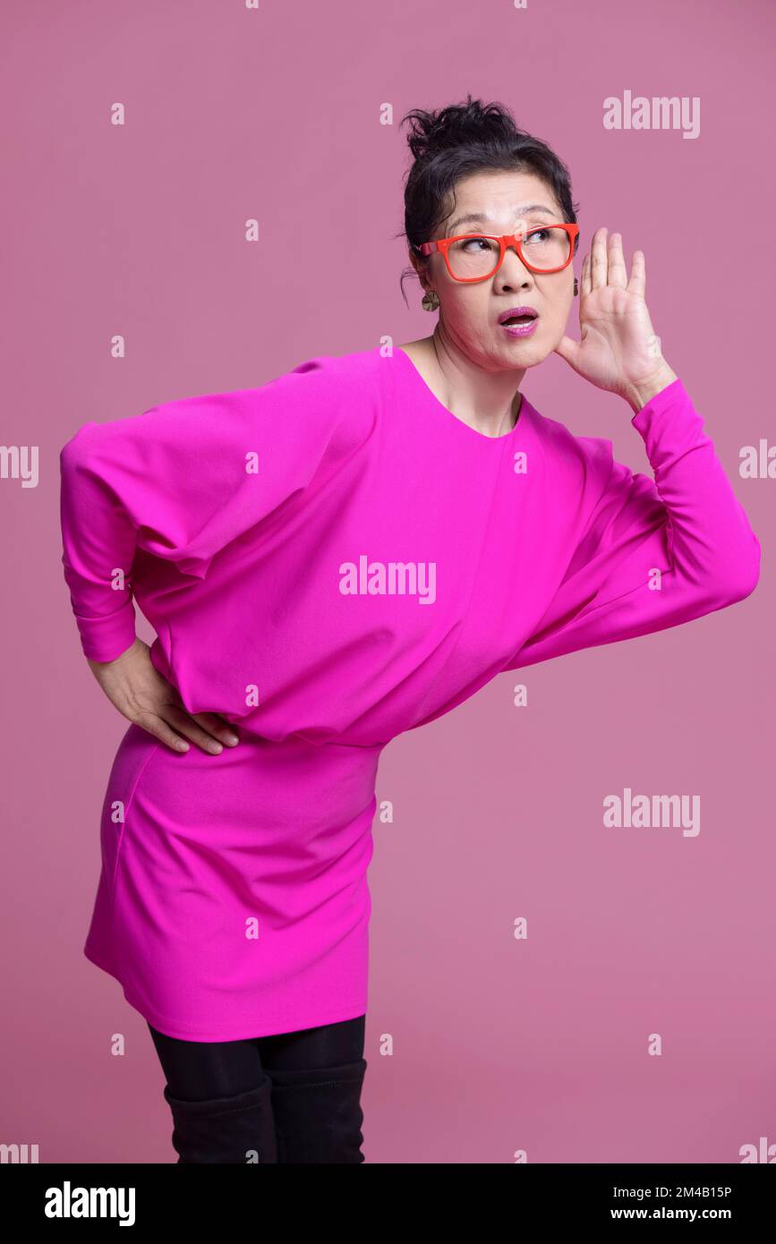 Studiofoto einer humorvollen älteren Chinesin Stockfoto