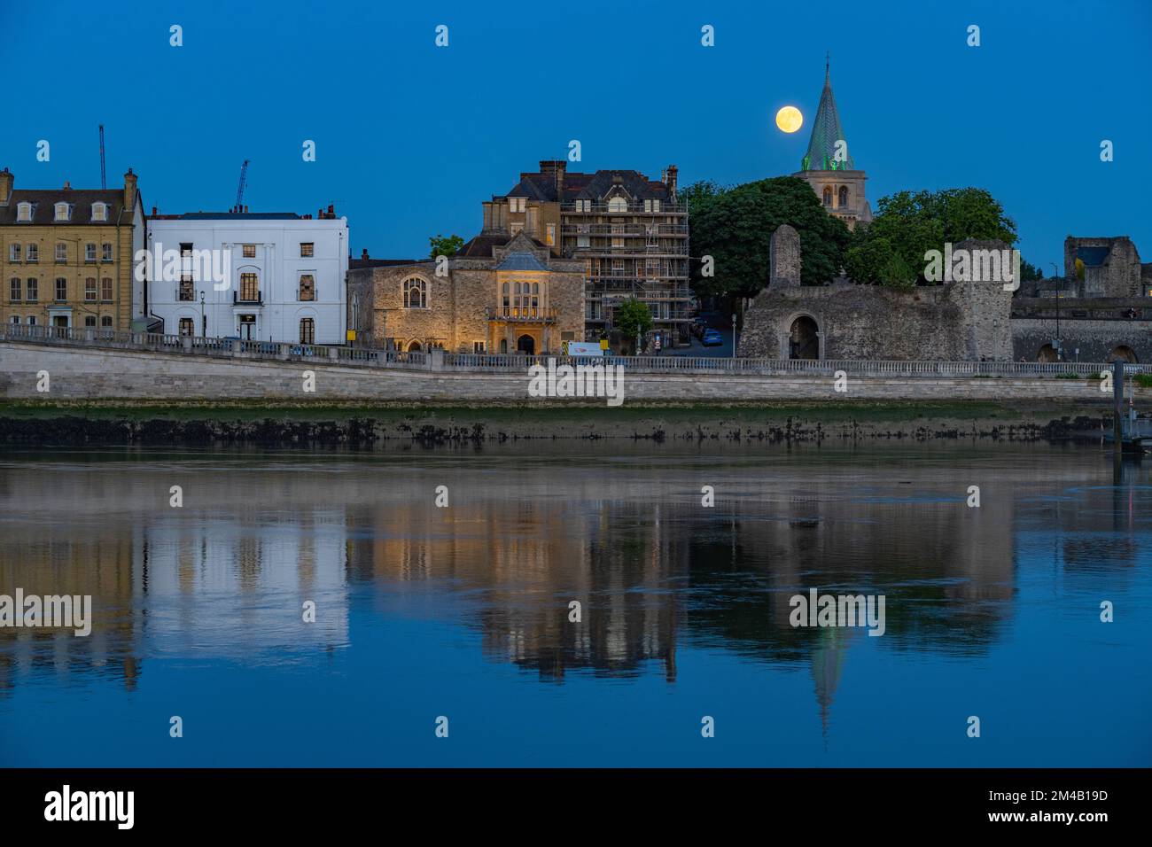 Mondaufgang hinter Rochester Cathedral Kent Stockfoto