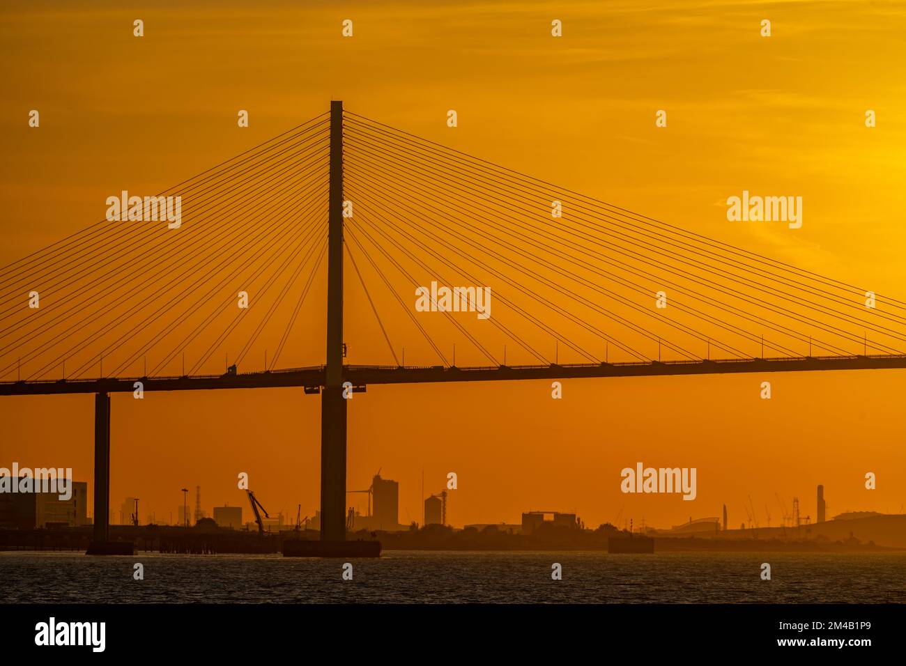 Die Dartford Bridge über die Themse bei Sonnenuntergang Stockfoto